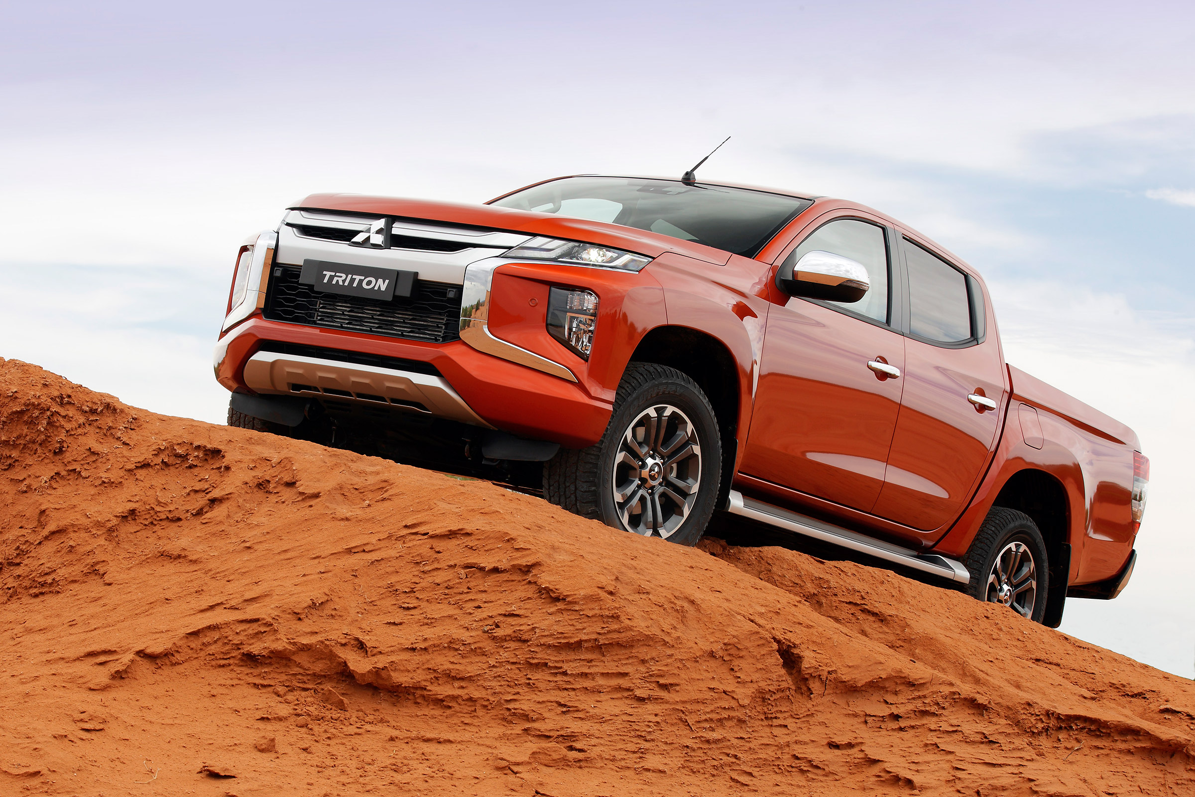 Mitsubishi L200 - front sand