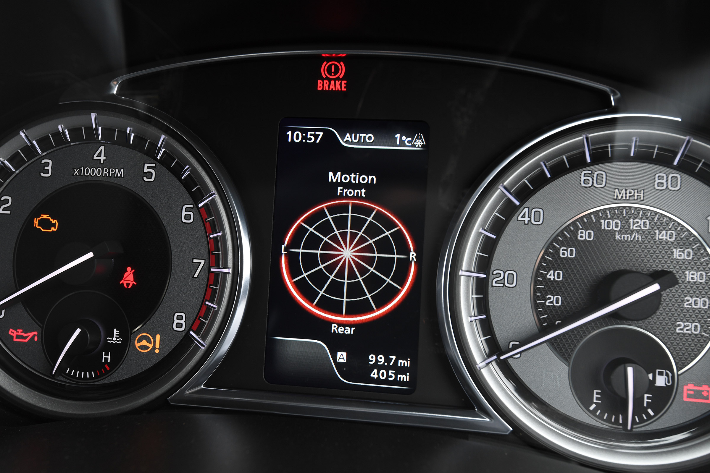 Suzuki Vitara - dials detail