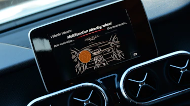 Mercedes X 250 d - screen