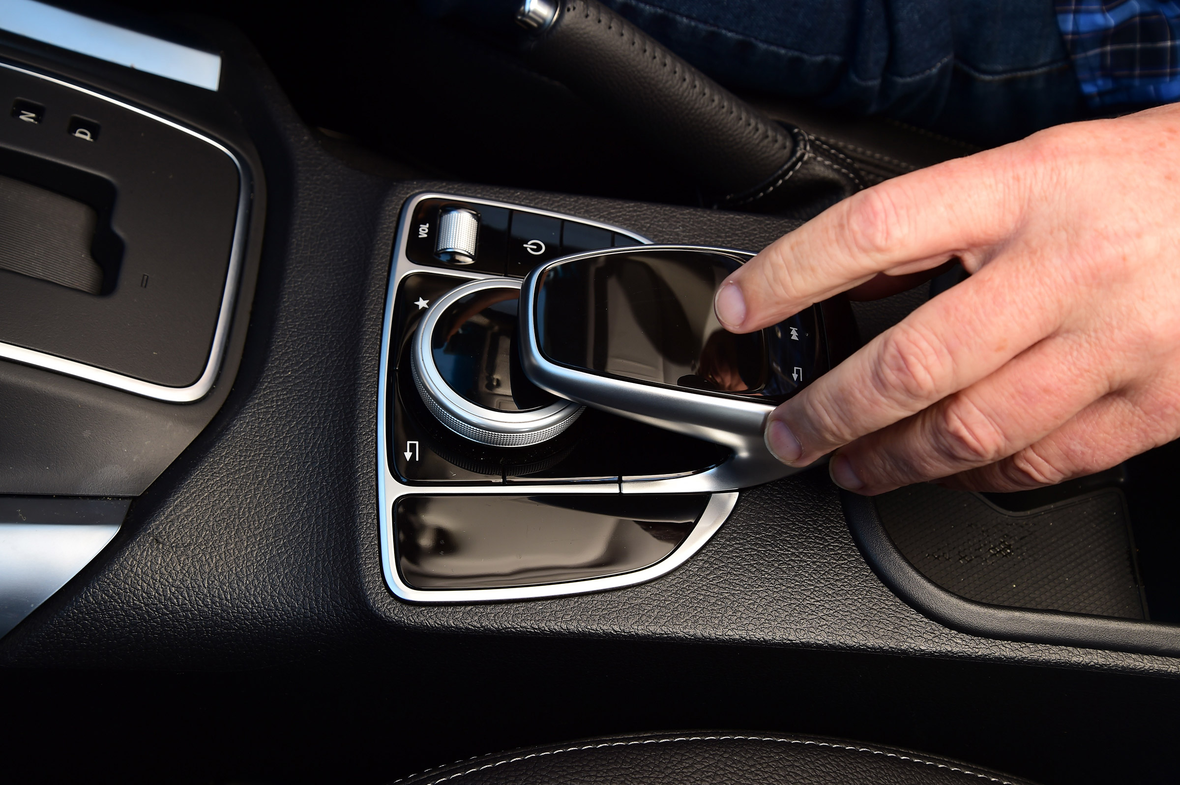 Mercedes X 250 d - infotainment controls