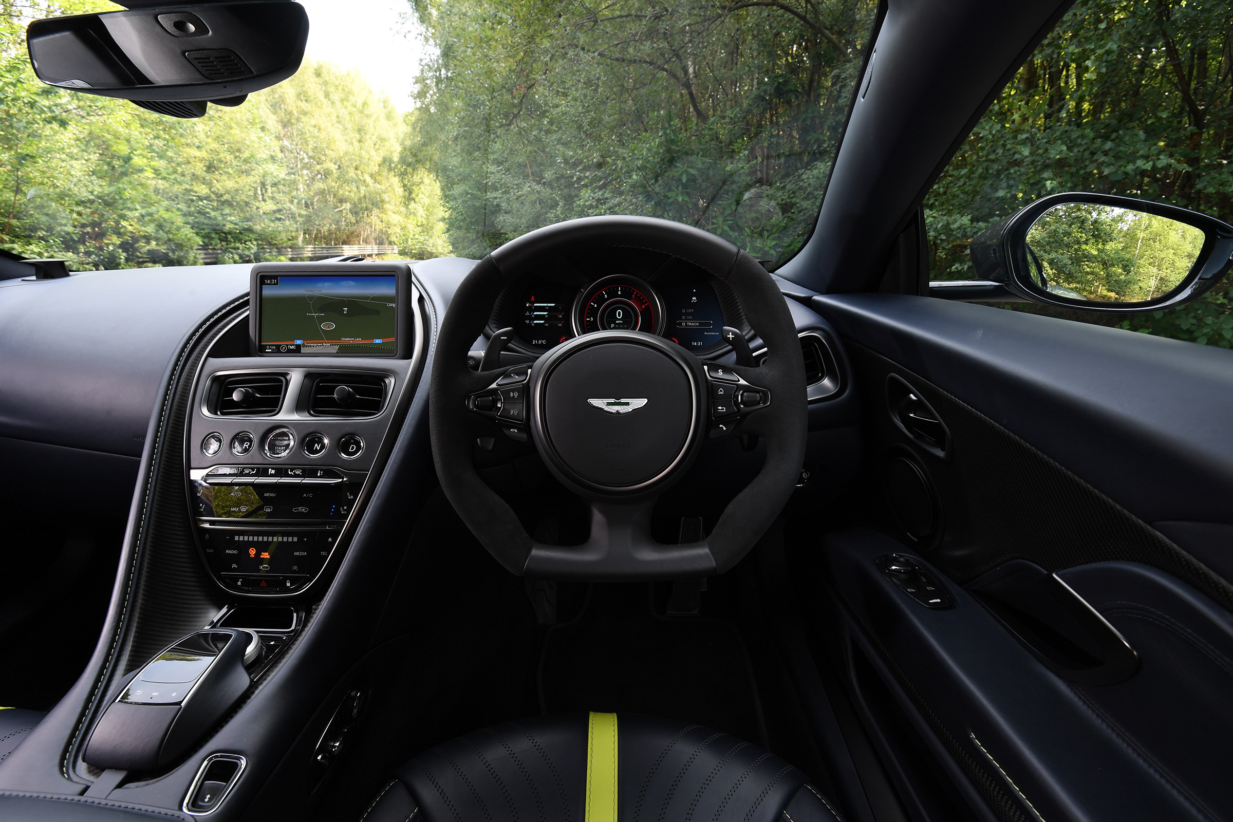 Aston Martin DB11 AMR  - interior