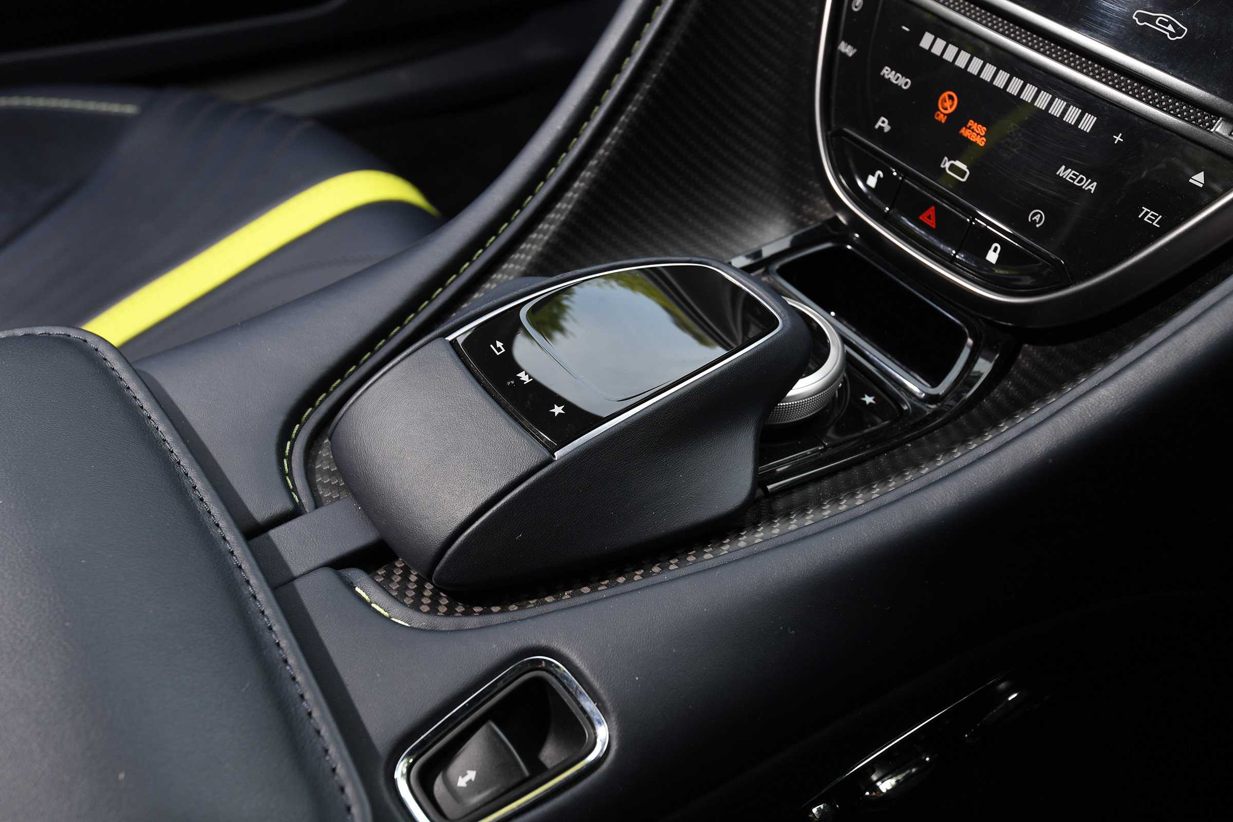 Aston Martin DB11 AMR  - gearstick