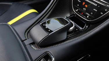 Aston Martin DB11 AMR - gearstick