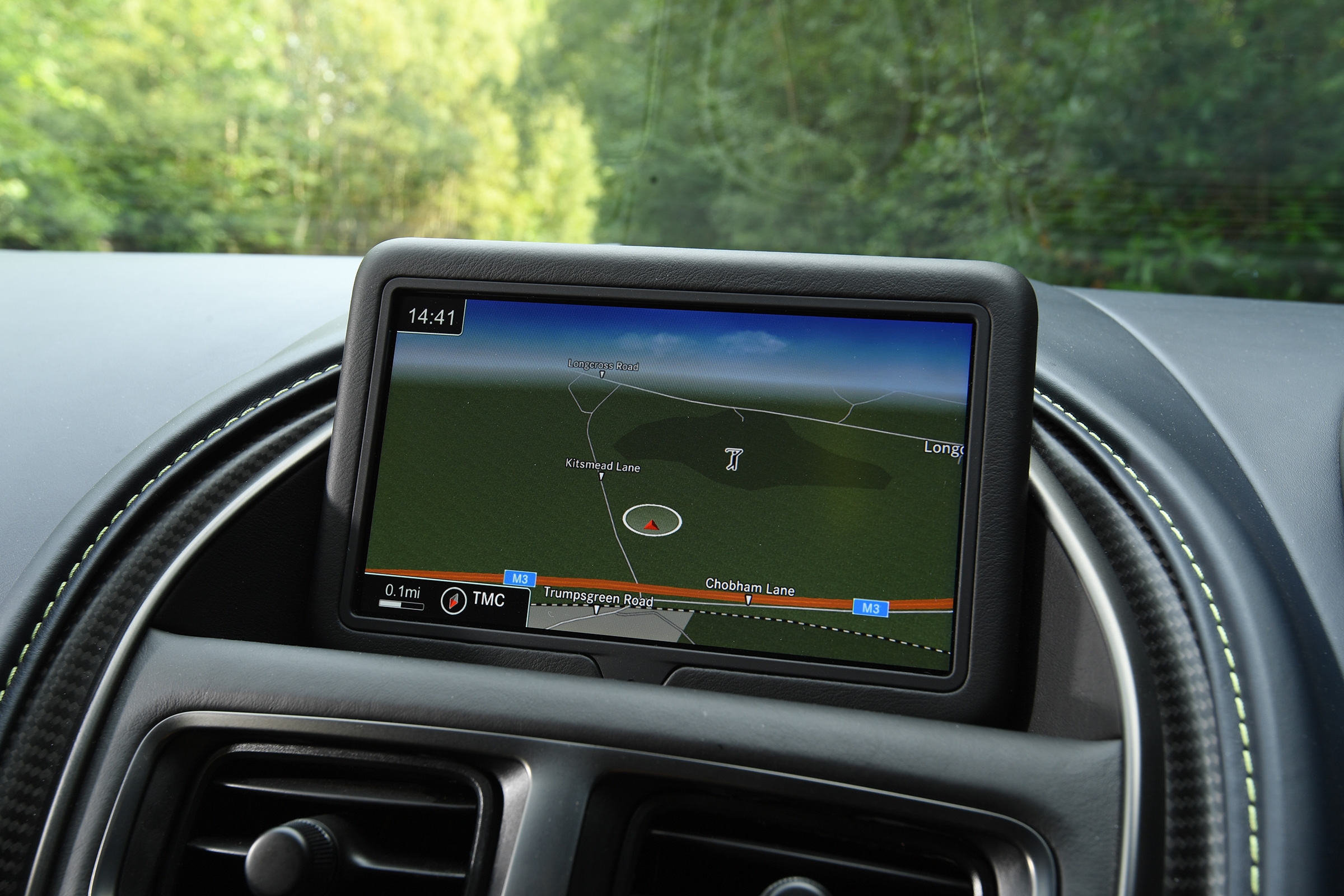 Aston Martin DB11 AMR  - navigation