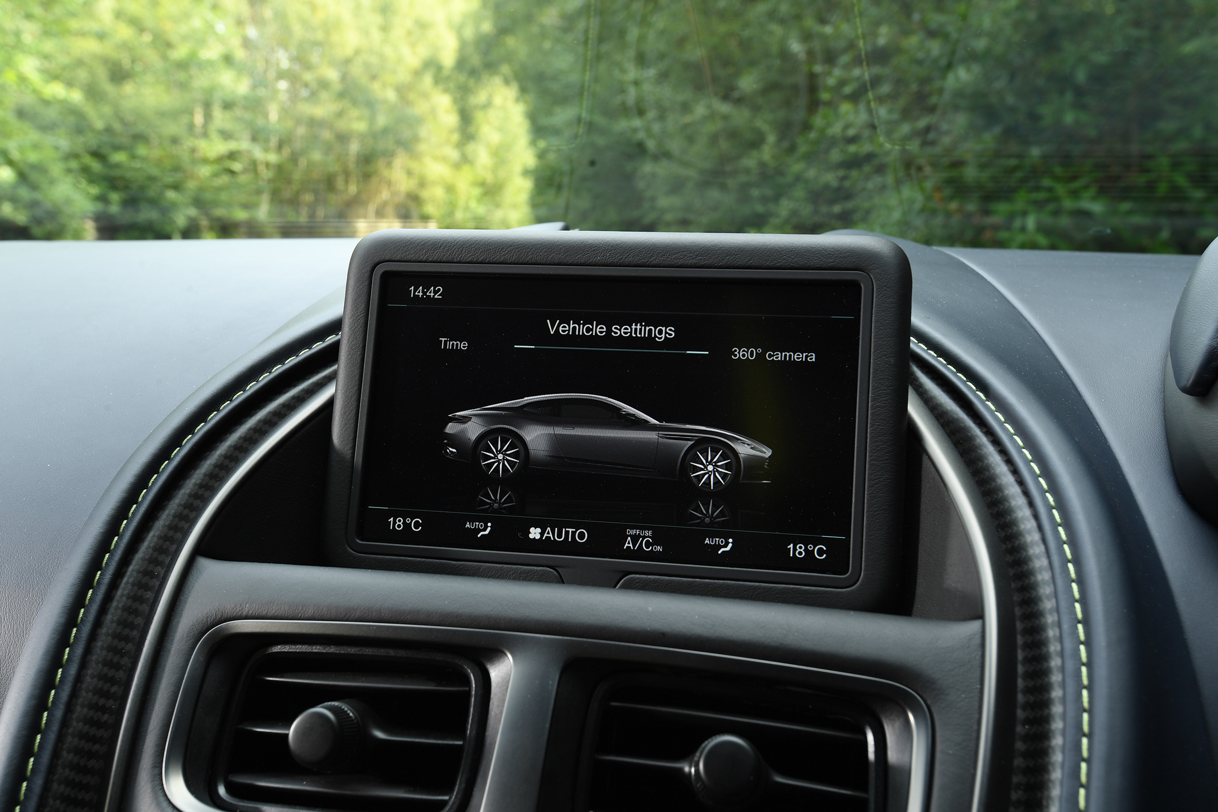 Aston Martin DB11 AMR  - infotainment
