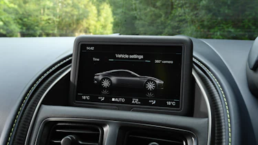 Aston Martin DB11 AMR - infotainment