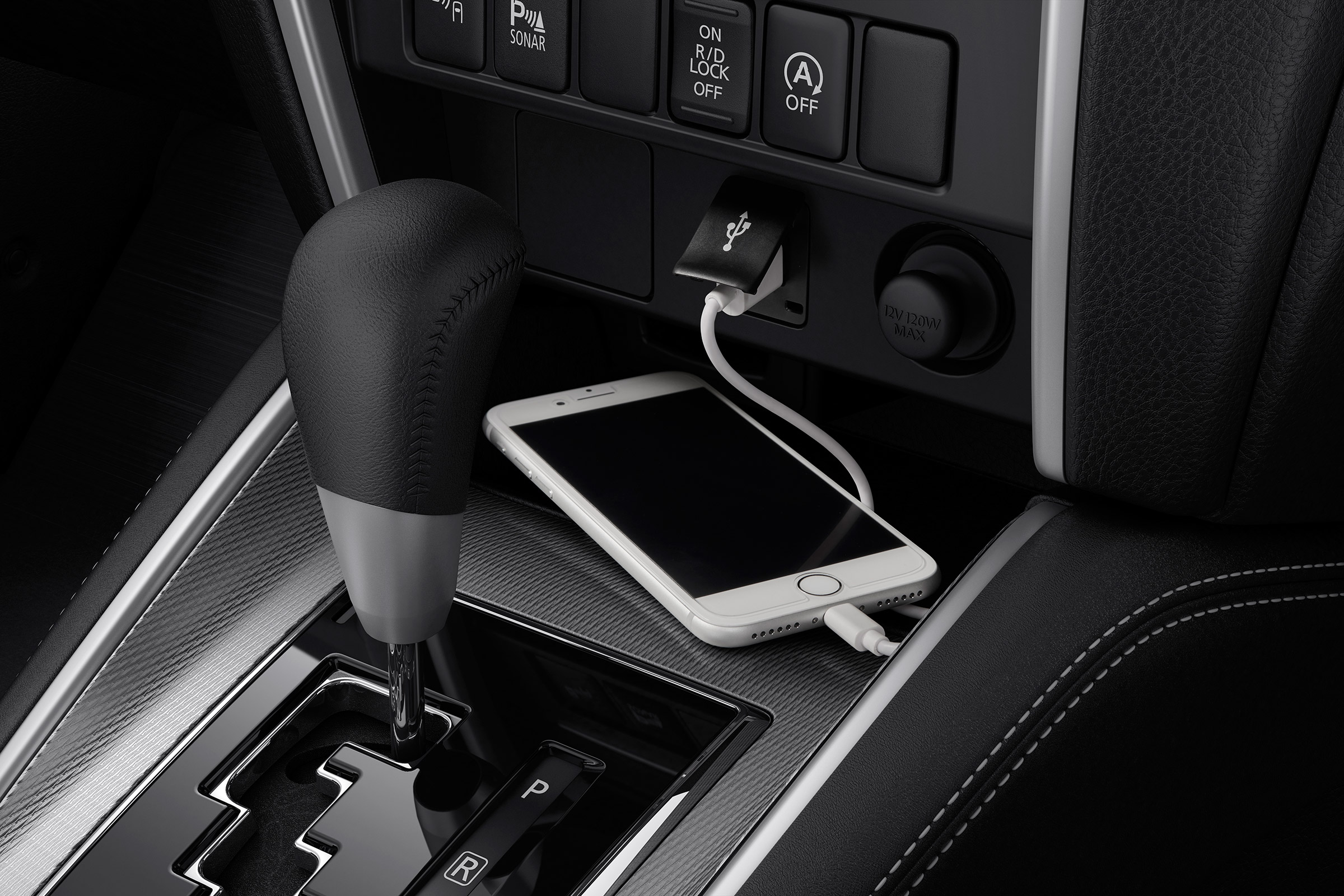 Mitsubishi L200 - phone charging