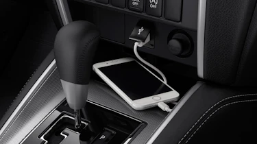 Mitsubishi L200 - phone charging
