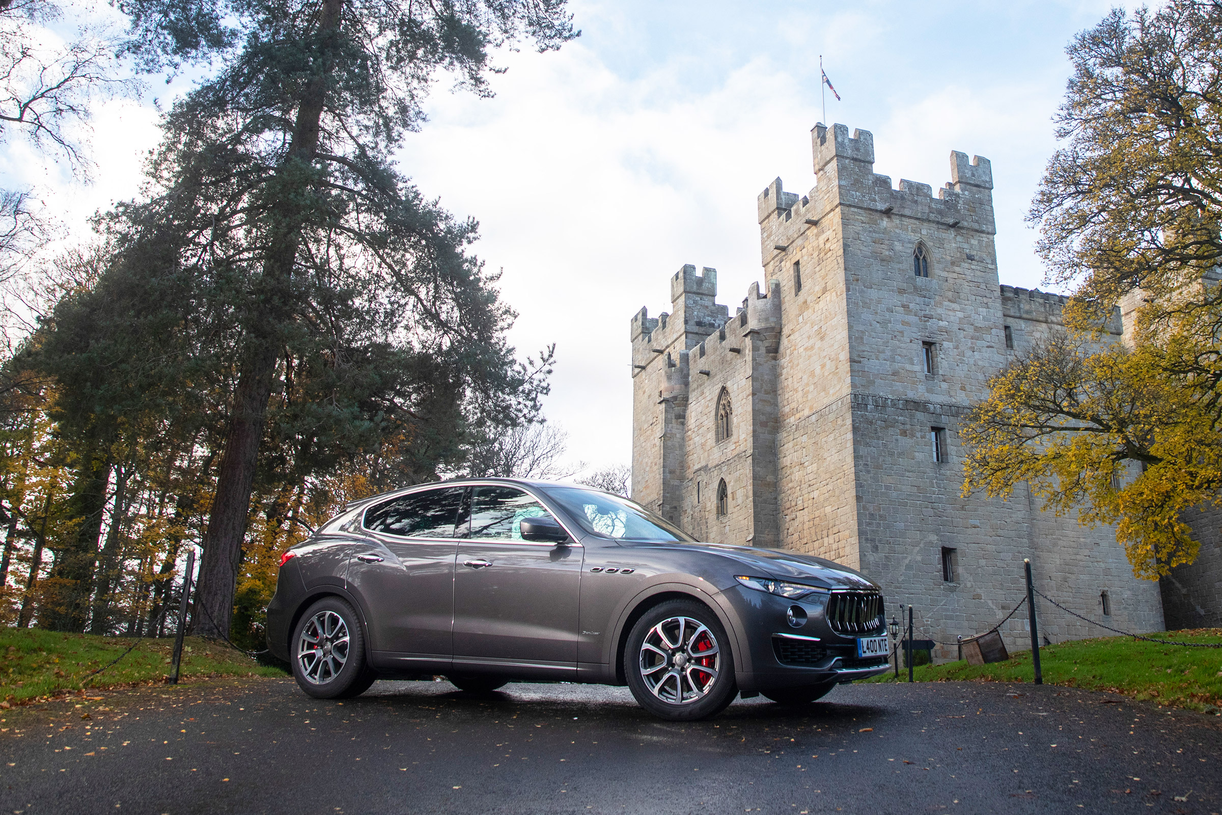 Maserati Levante GranLusso - castle