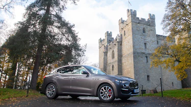 Maserati Levante GranLusso - castle