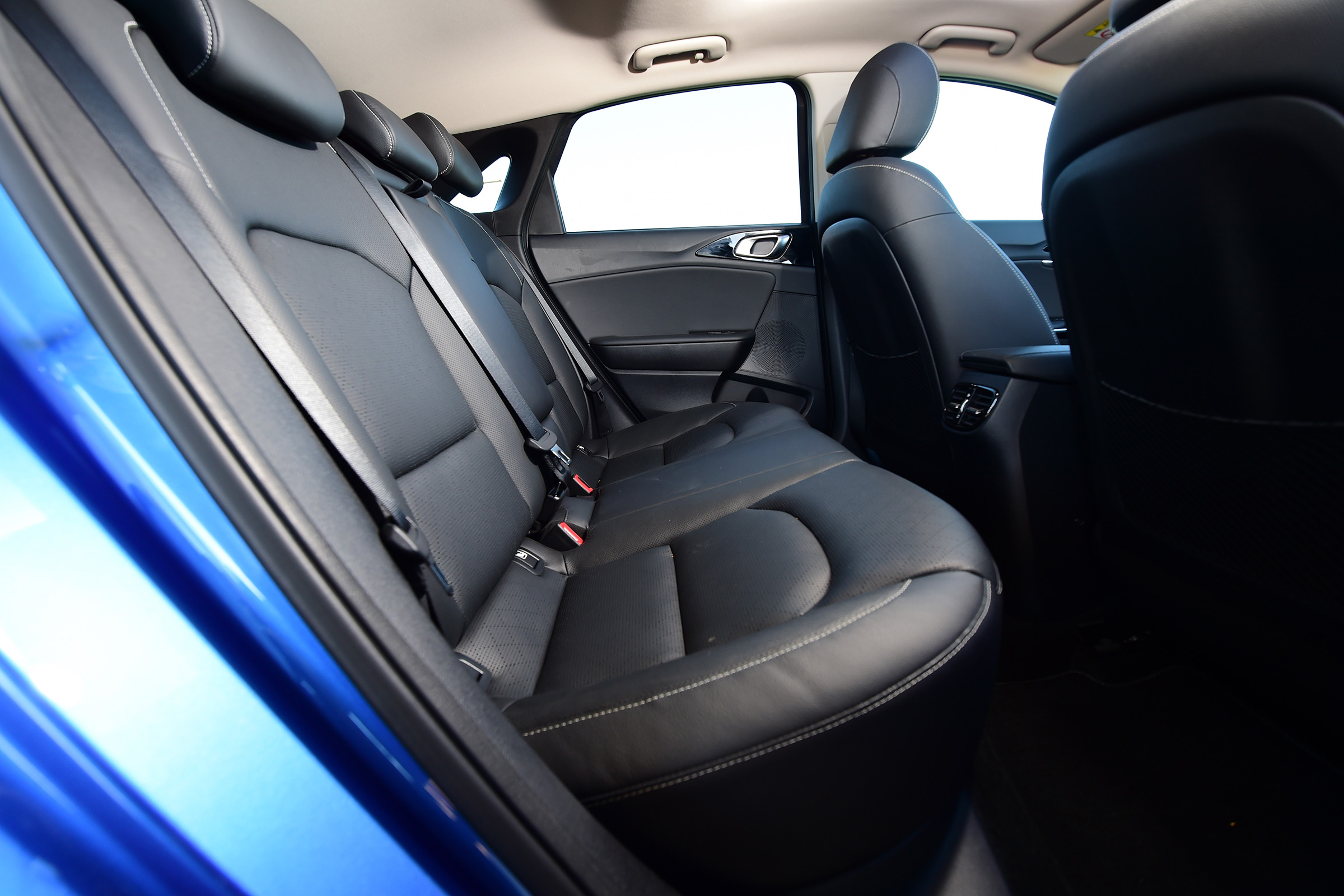 kia ceed rear seats legroom