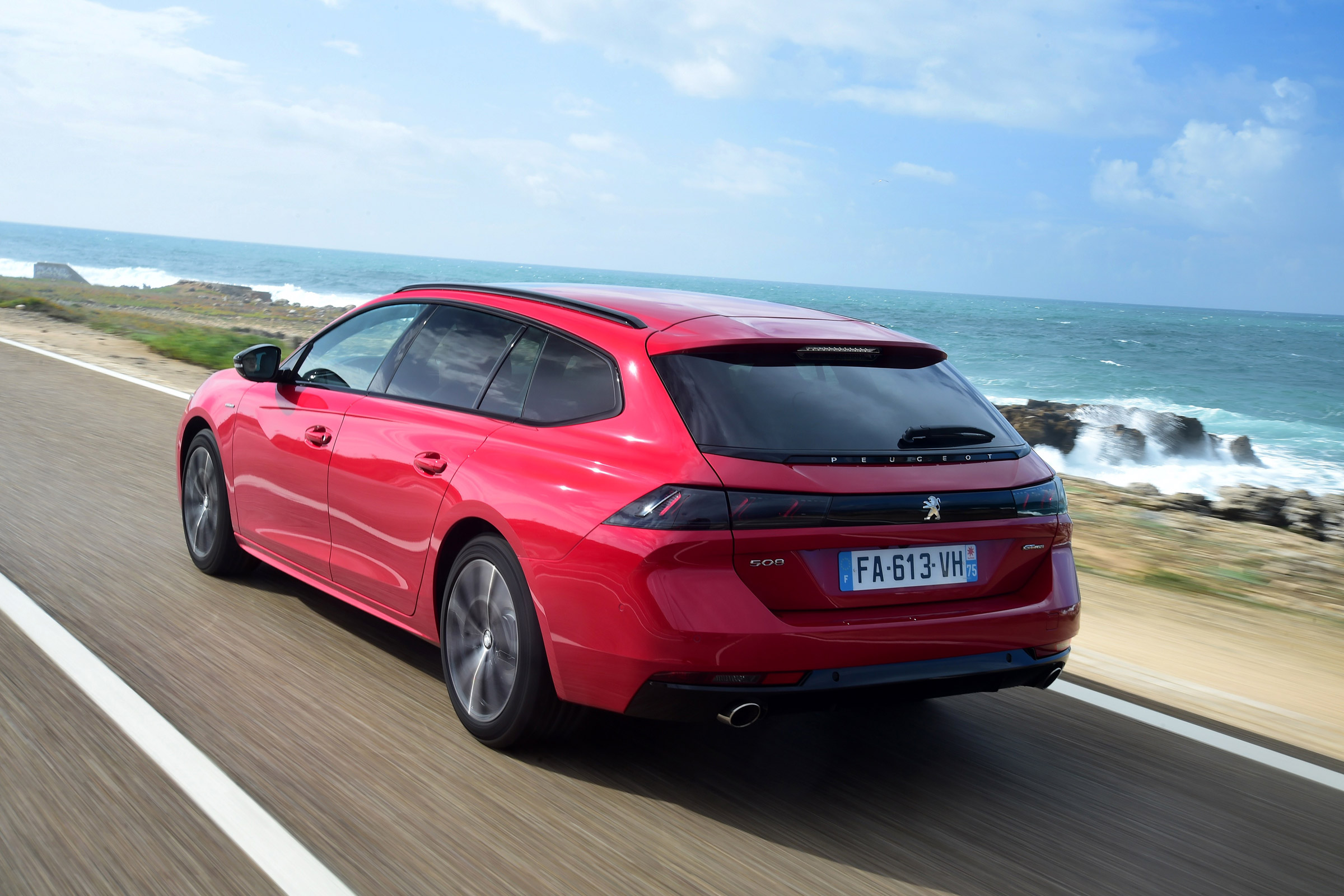 Peugeot 508 SW estate rear tracking