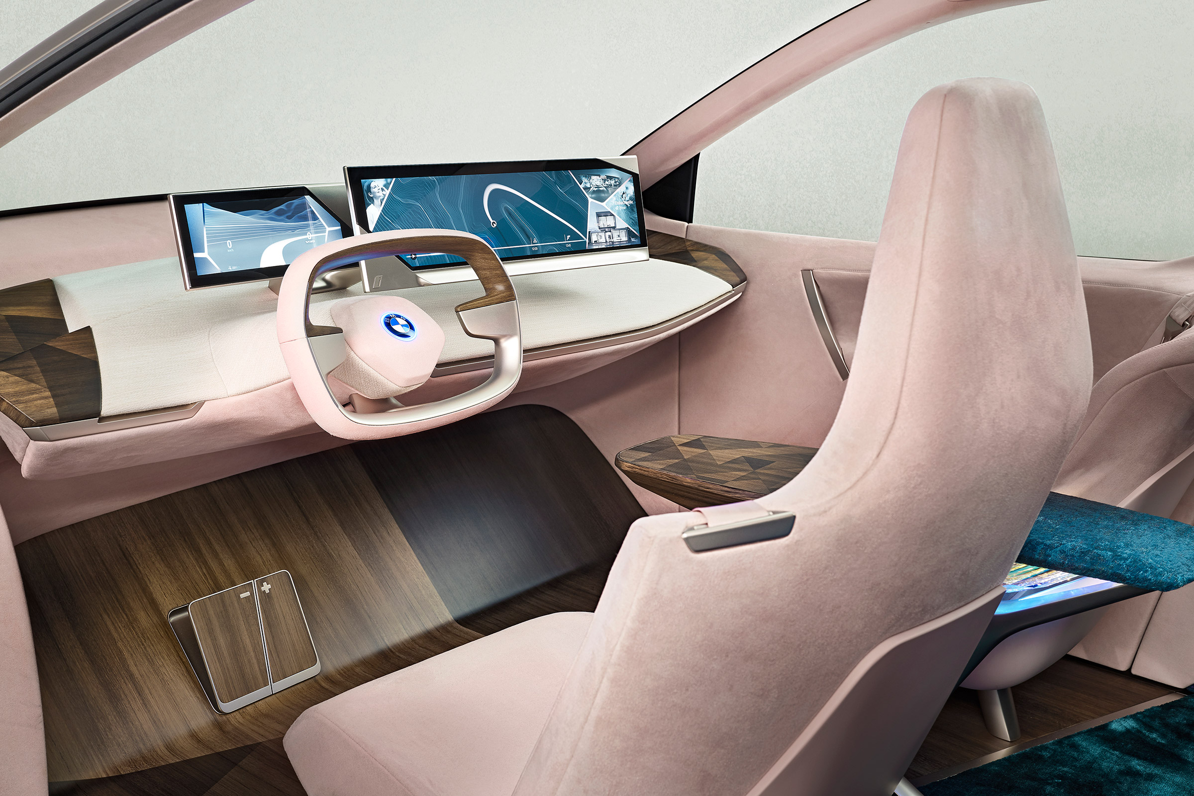 BMW Vision iNEXT - studio dash