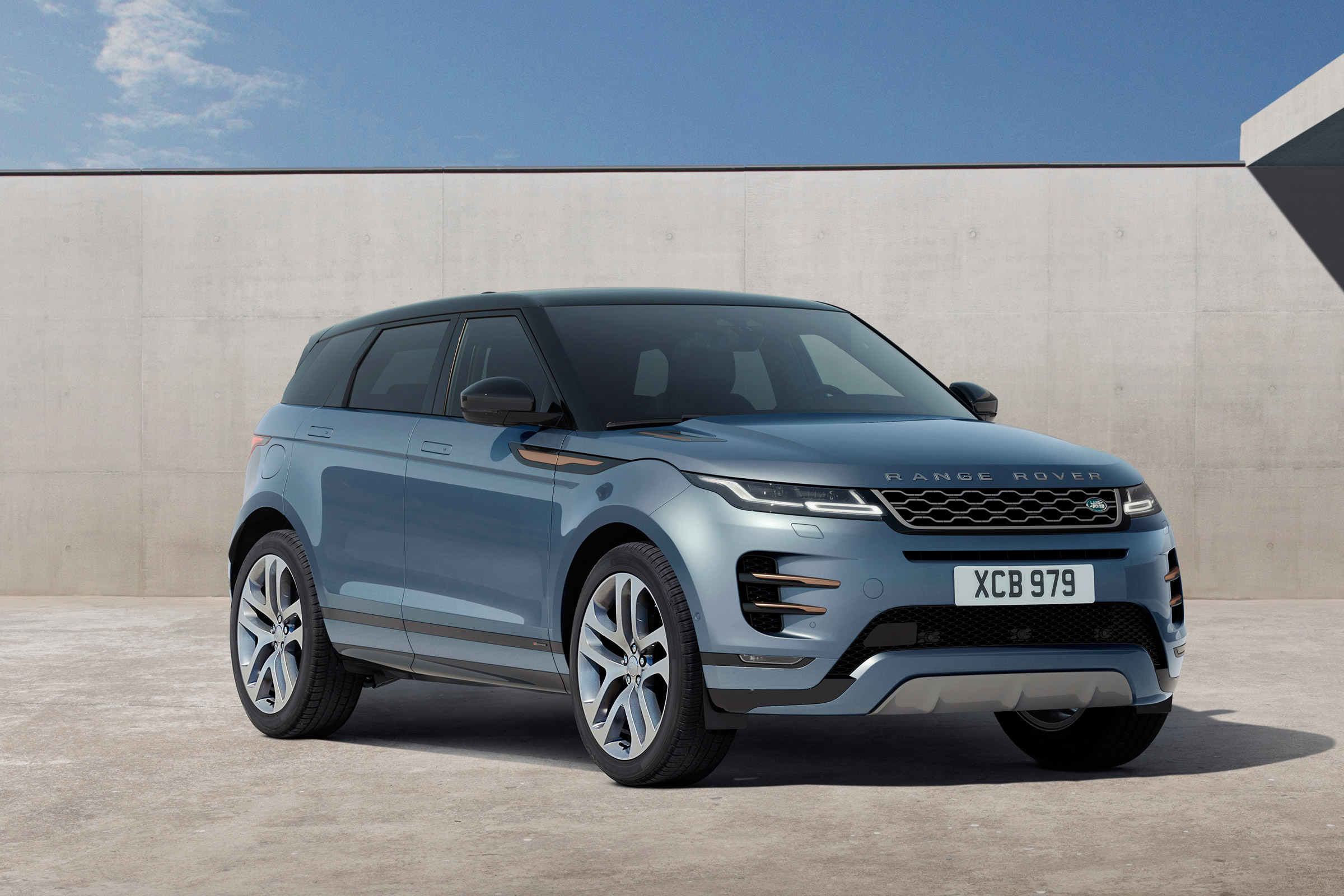 New 2019 Range Rover Evoque front 