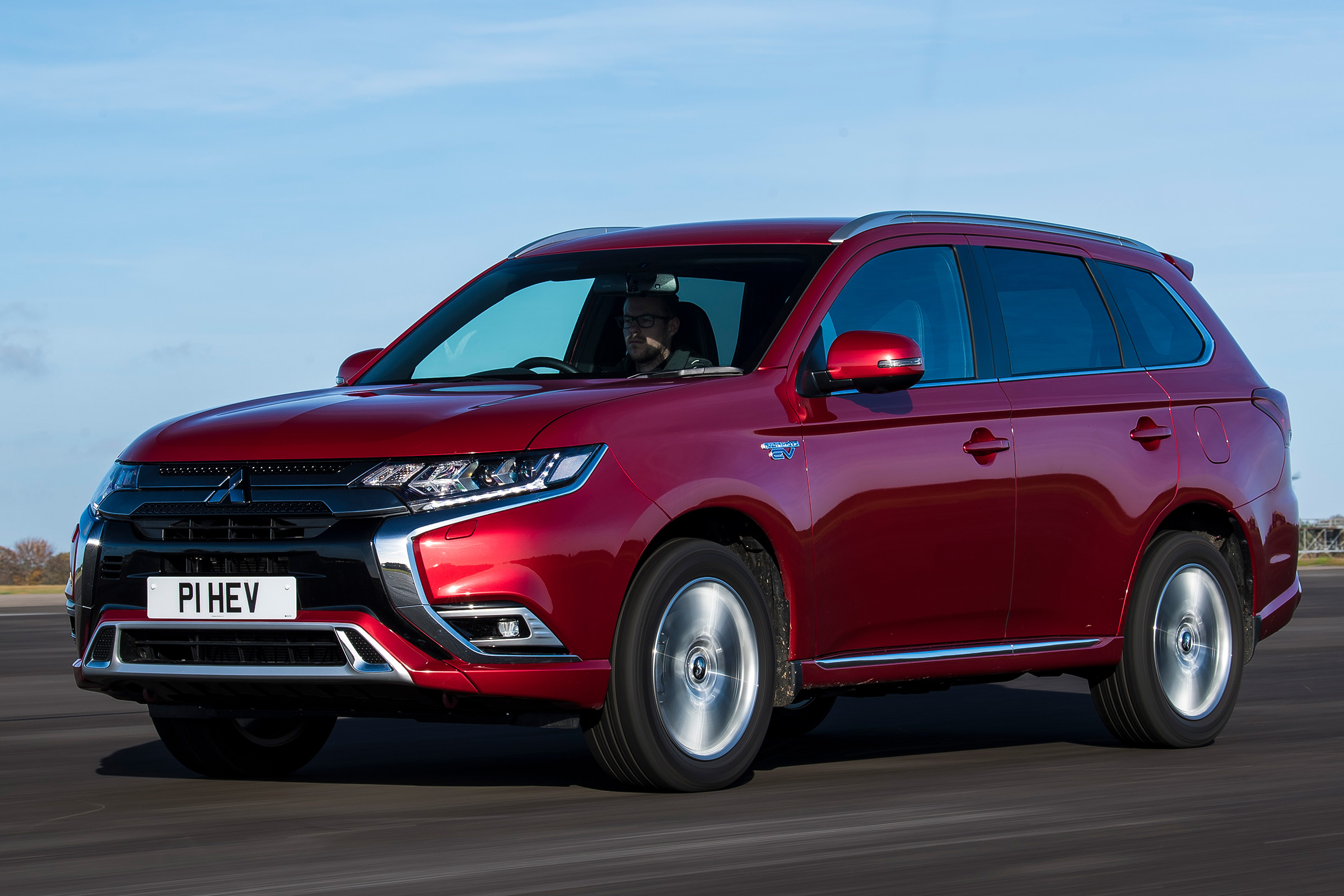 Mitsubishi Outlander PHEV - front tracking
