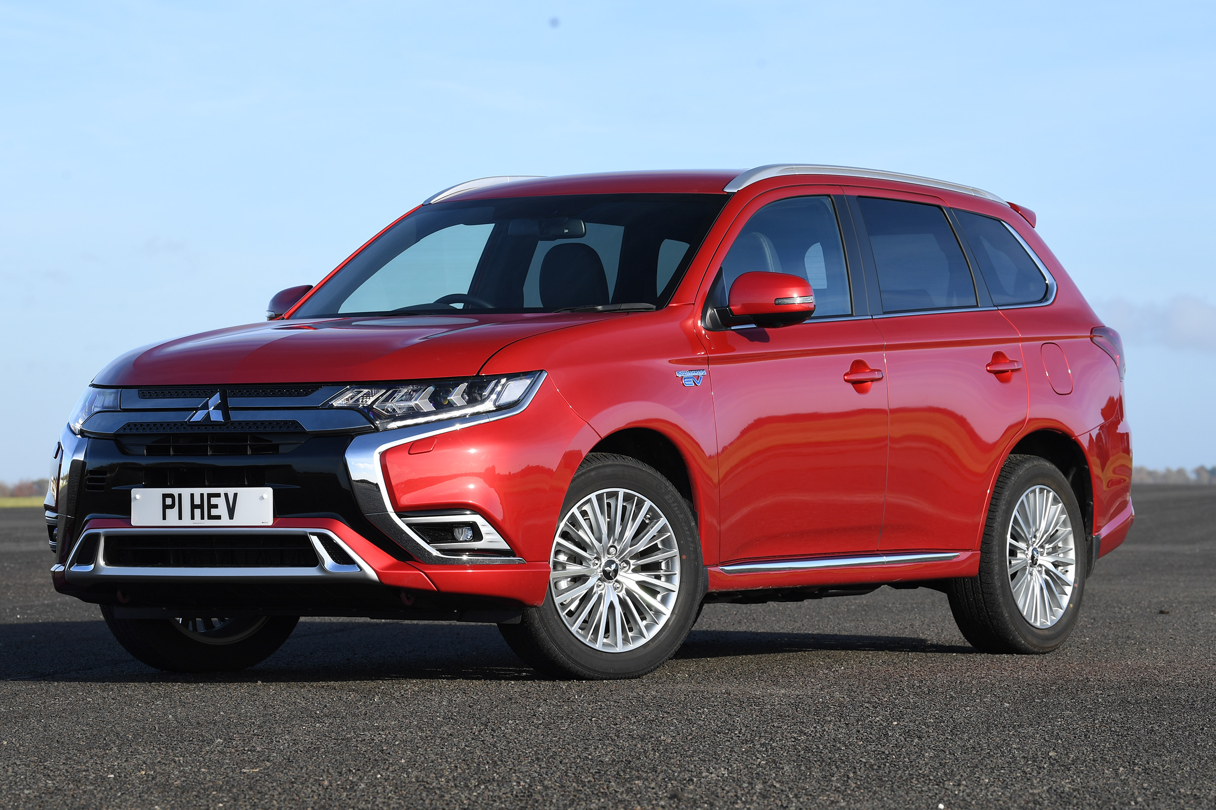 Mitsubishi Outlander PHEV - front static 