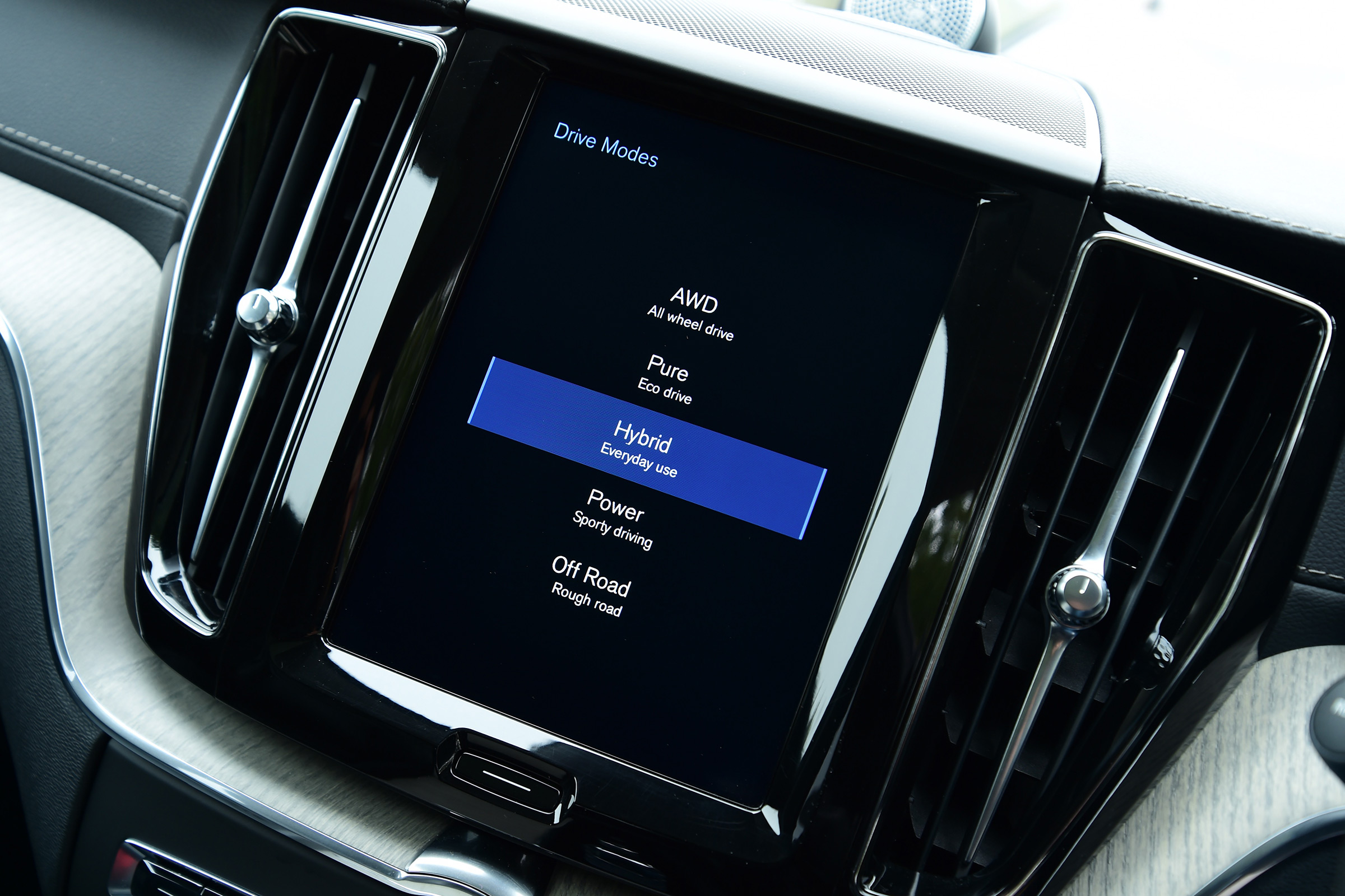 volvo xc60 t8 infotainment