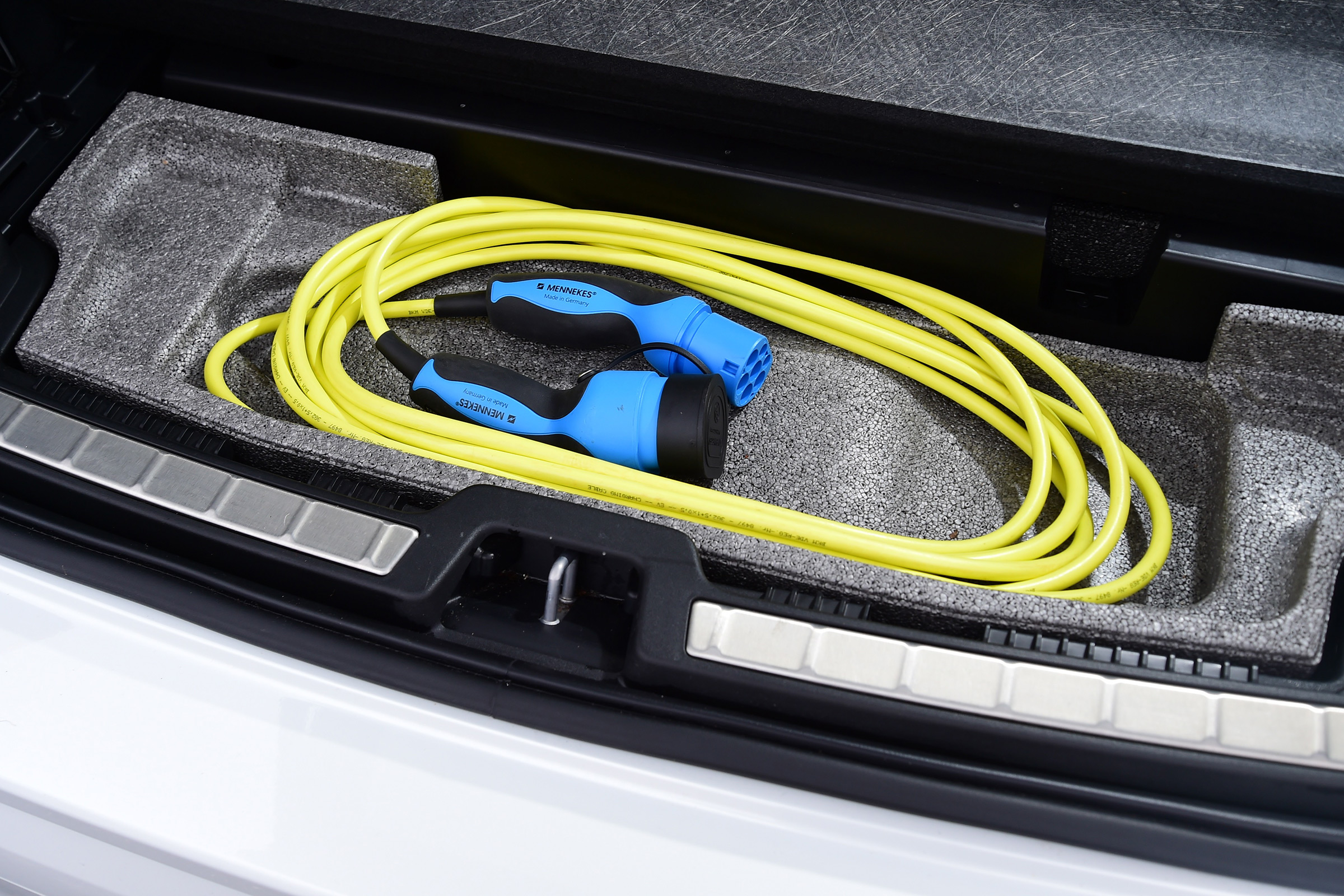 volvo xc60 t8 twin engine electric charge cable