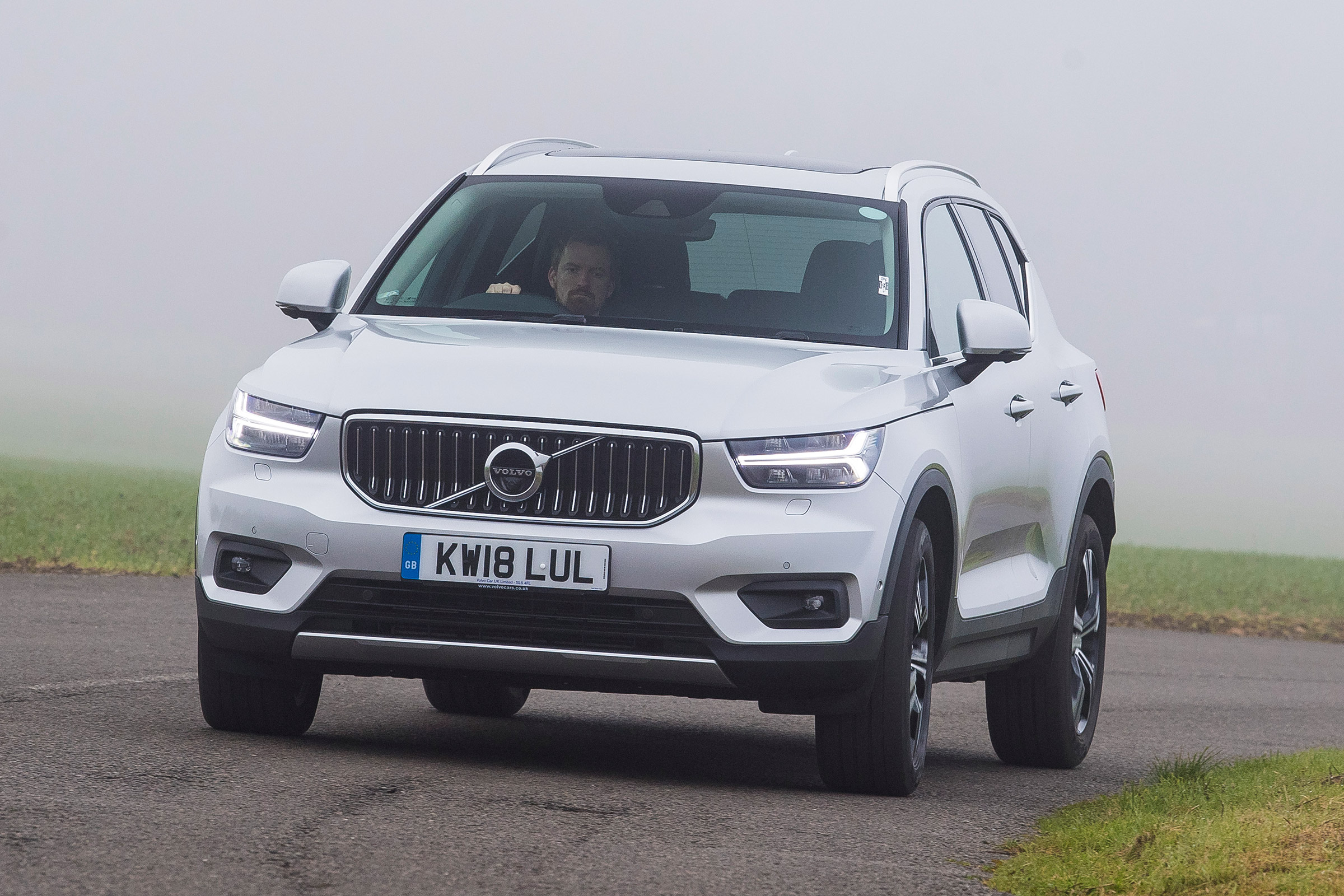 Volvo XC40 T4 - front action