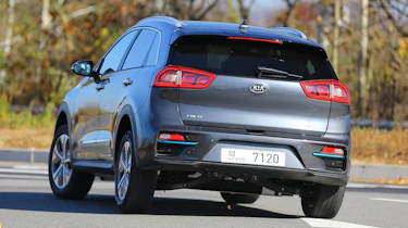Kia e-Niro - rear cornering