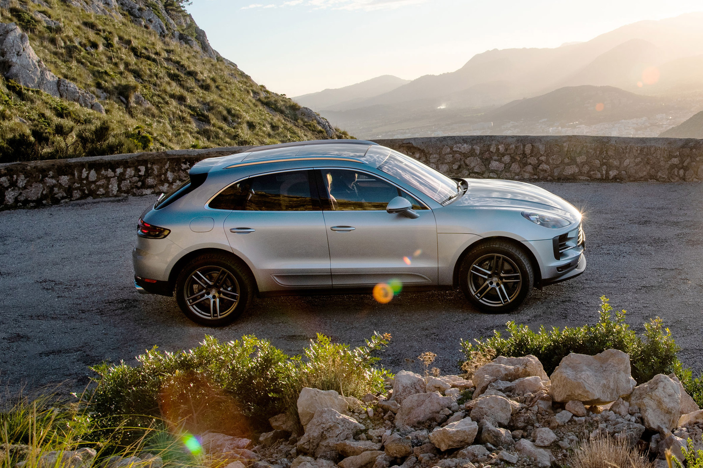 Porsche Macan S - side