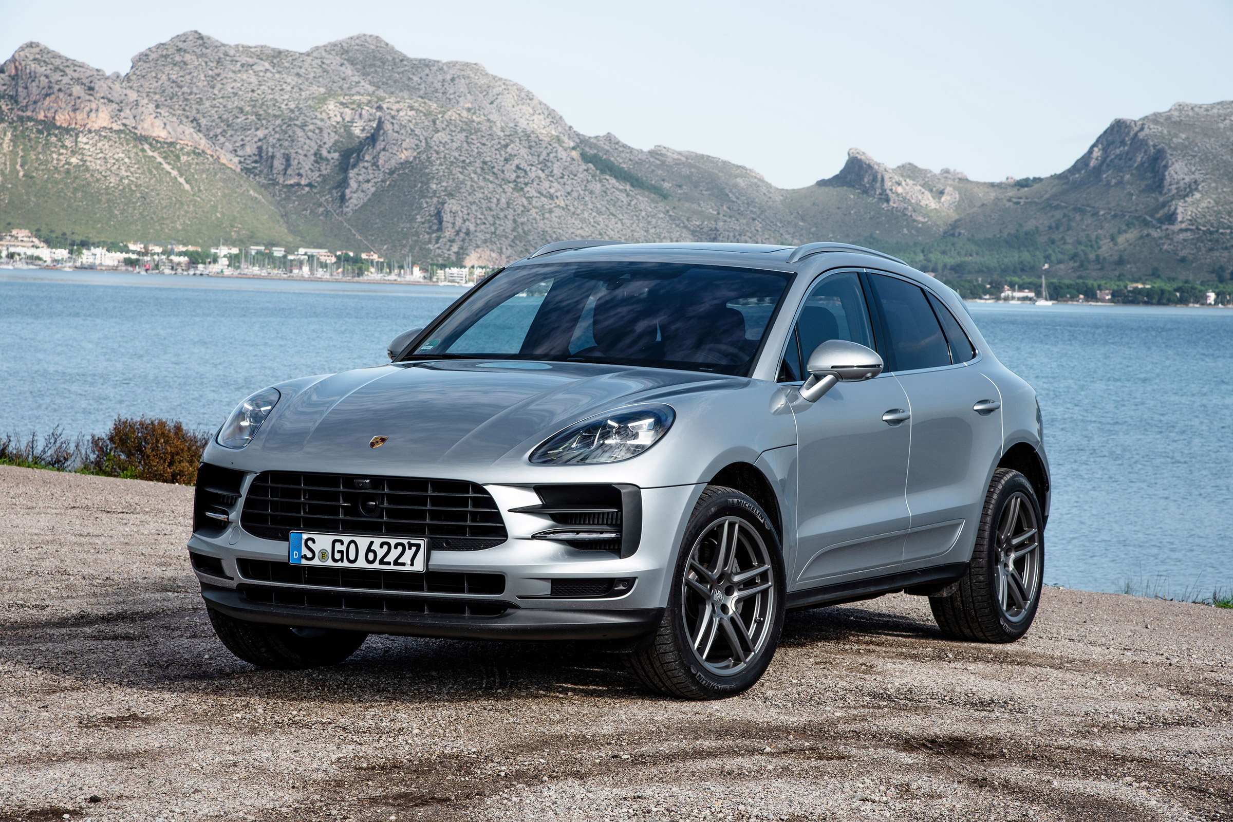 Porsche Macan S - front static