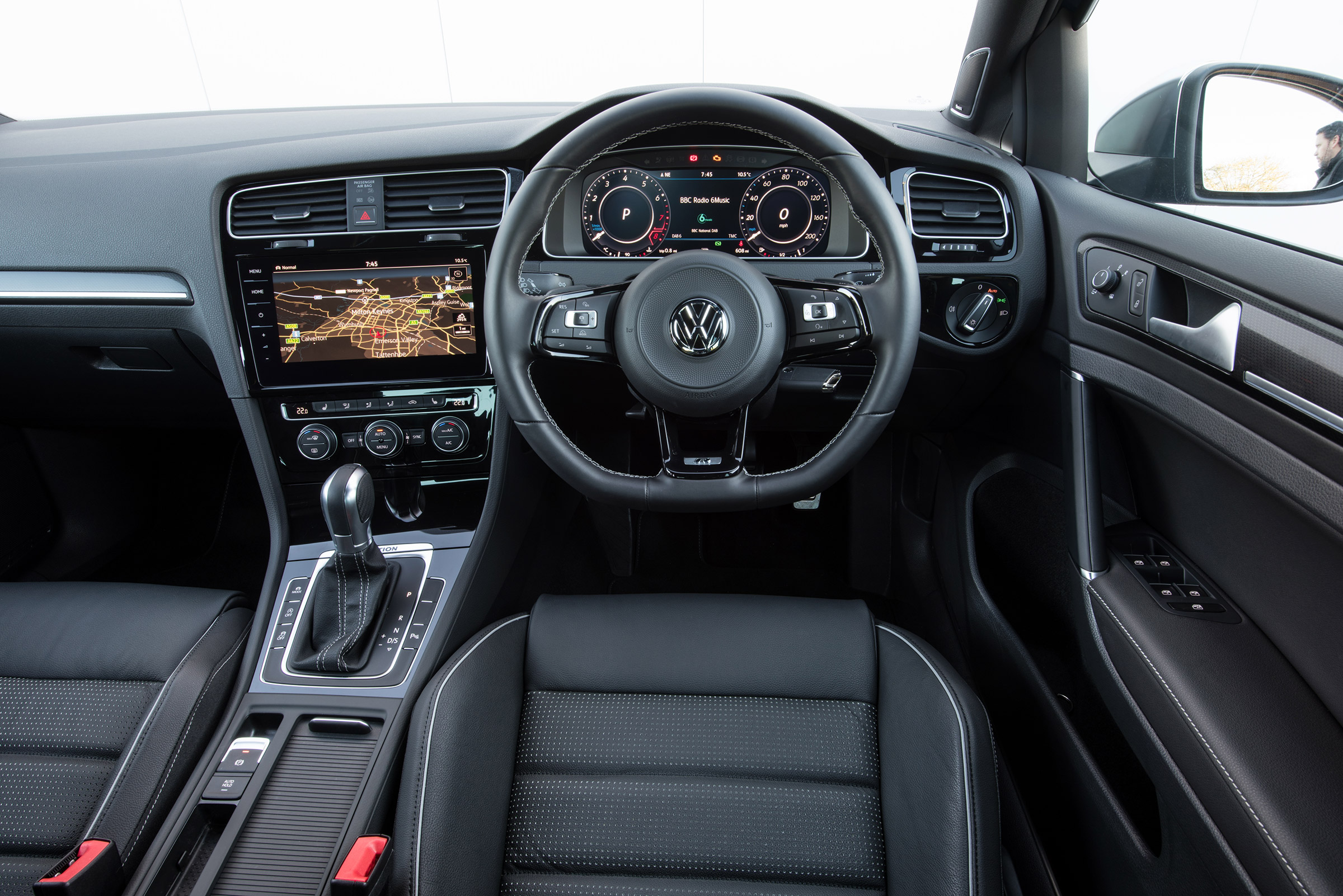 Used Volkswagen Golf R - dash