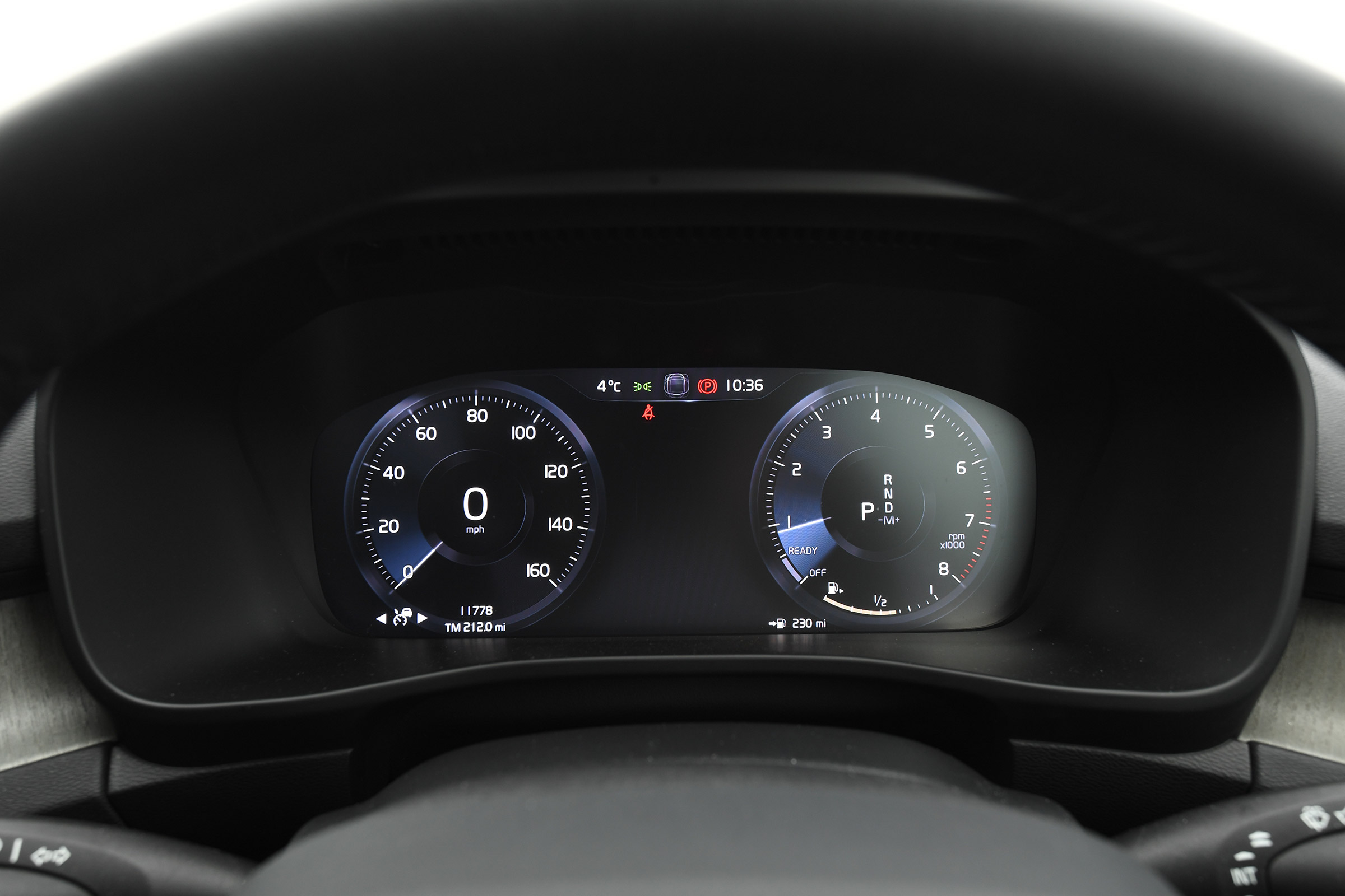 Volvo XC40 T4 - dials