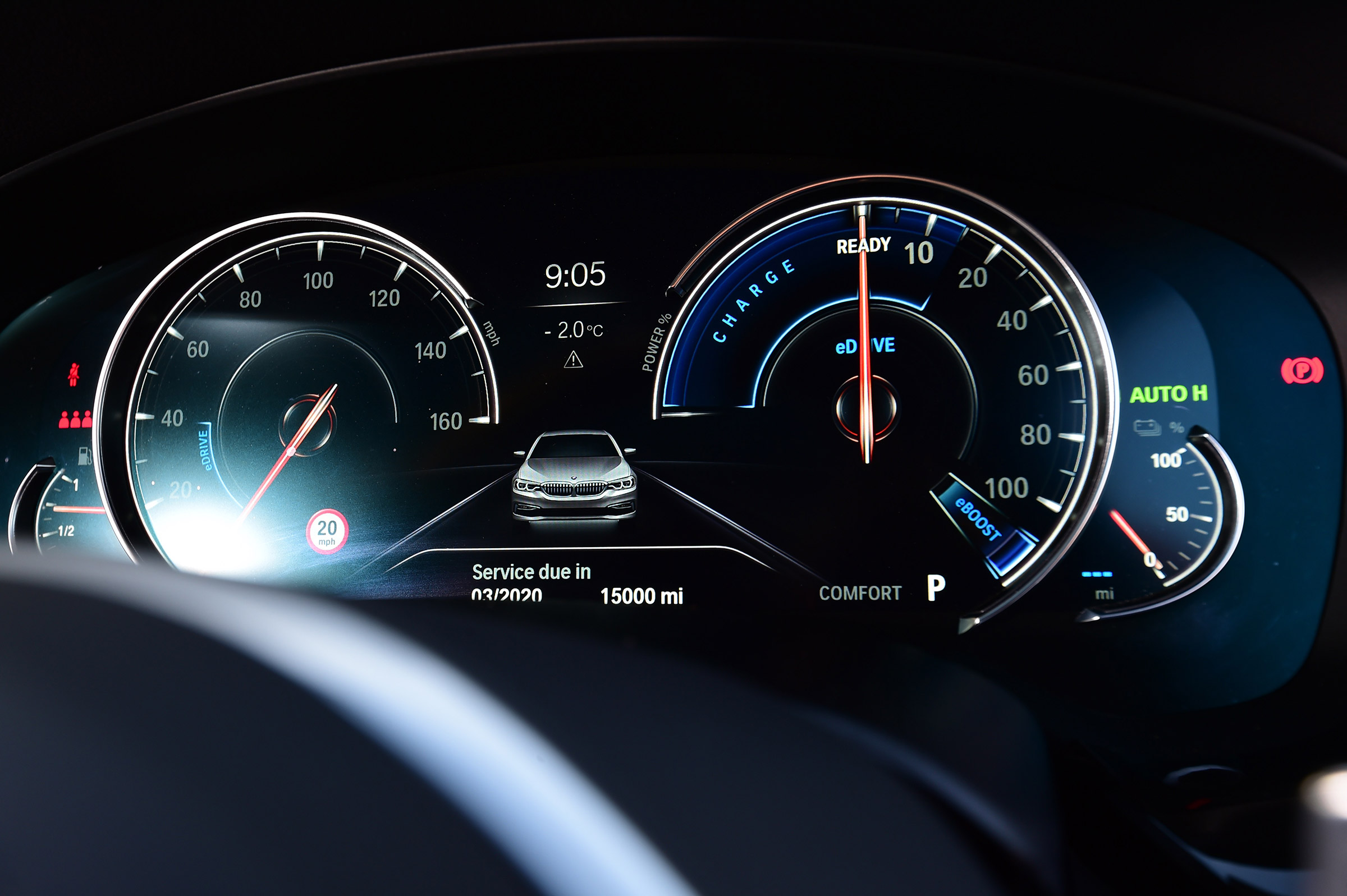 BMW 530e - dials