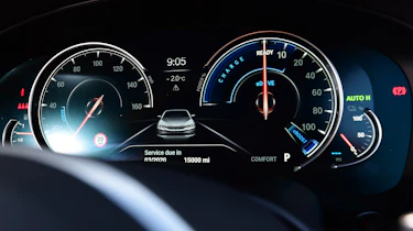 BMW 530e - dials