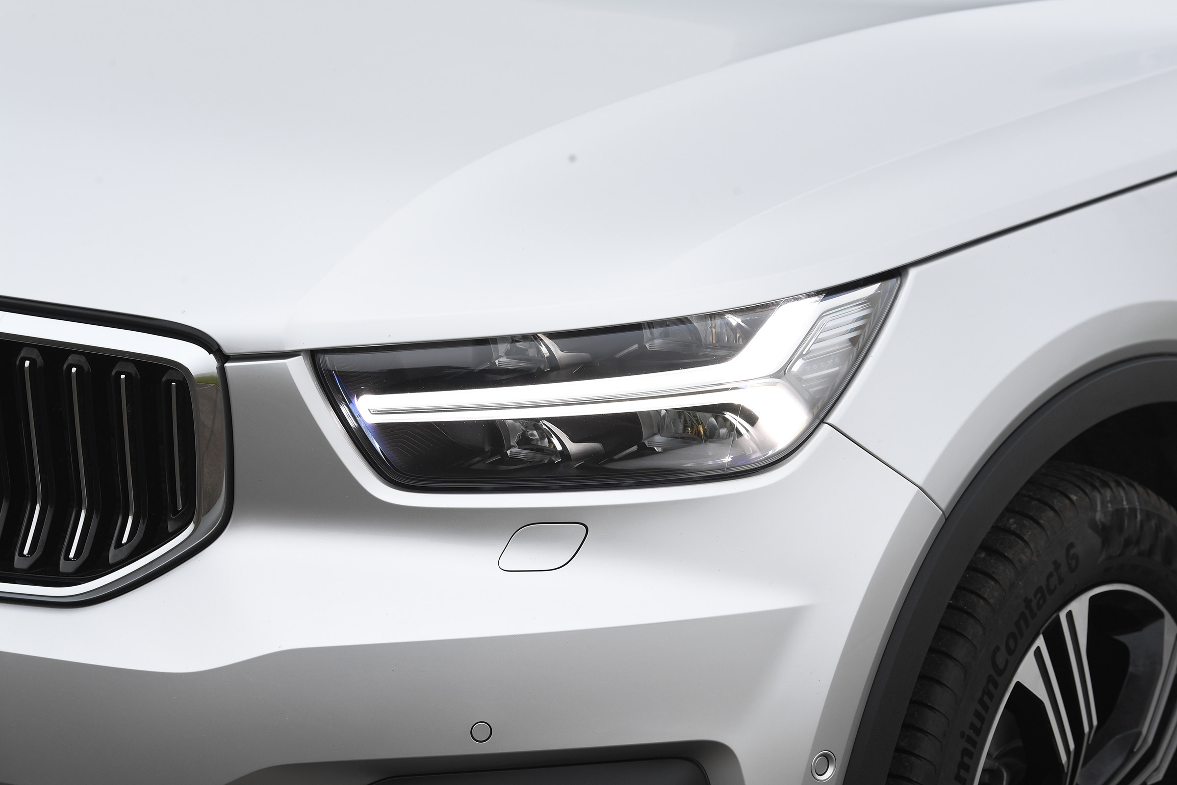 Volvo XC40 T4 - front light