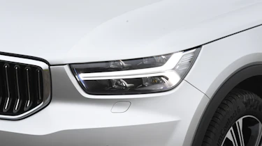Volvo XC40 T4 - front light