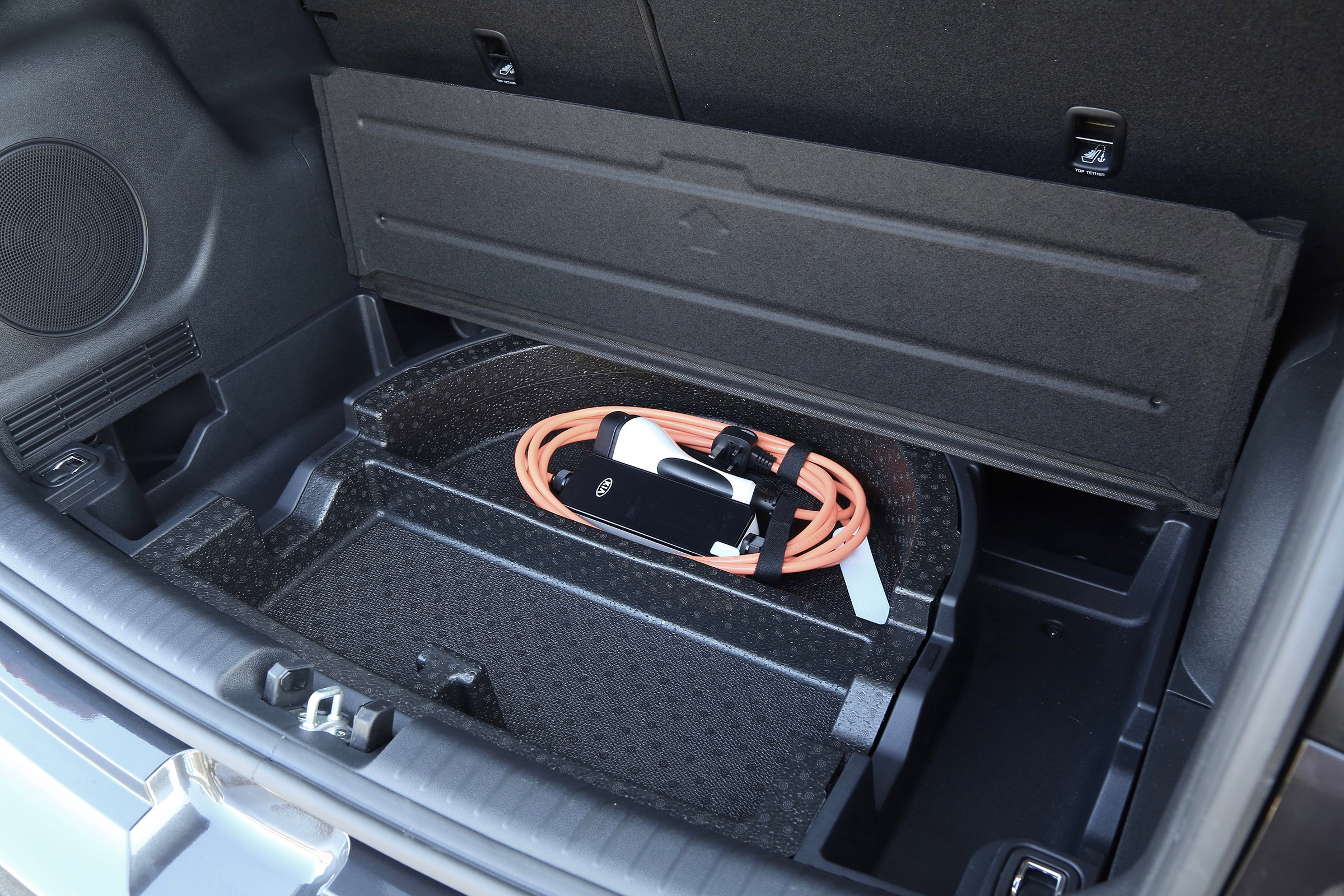 Kia e-Niro - charging cable