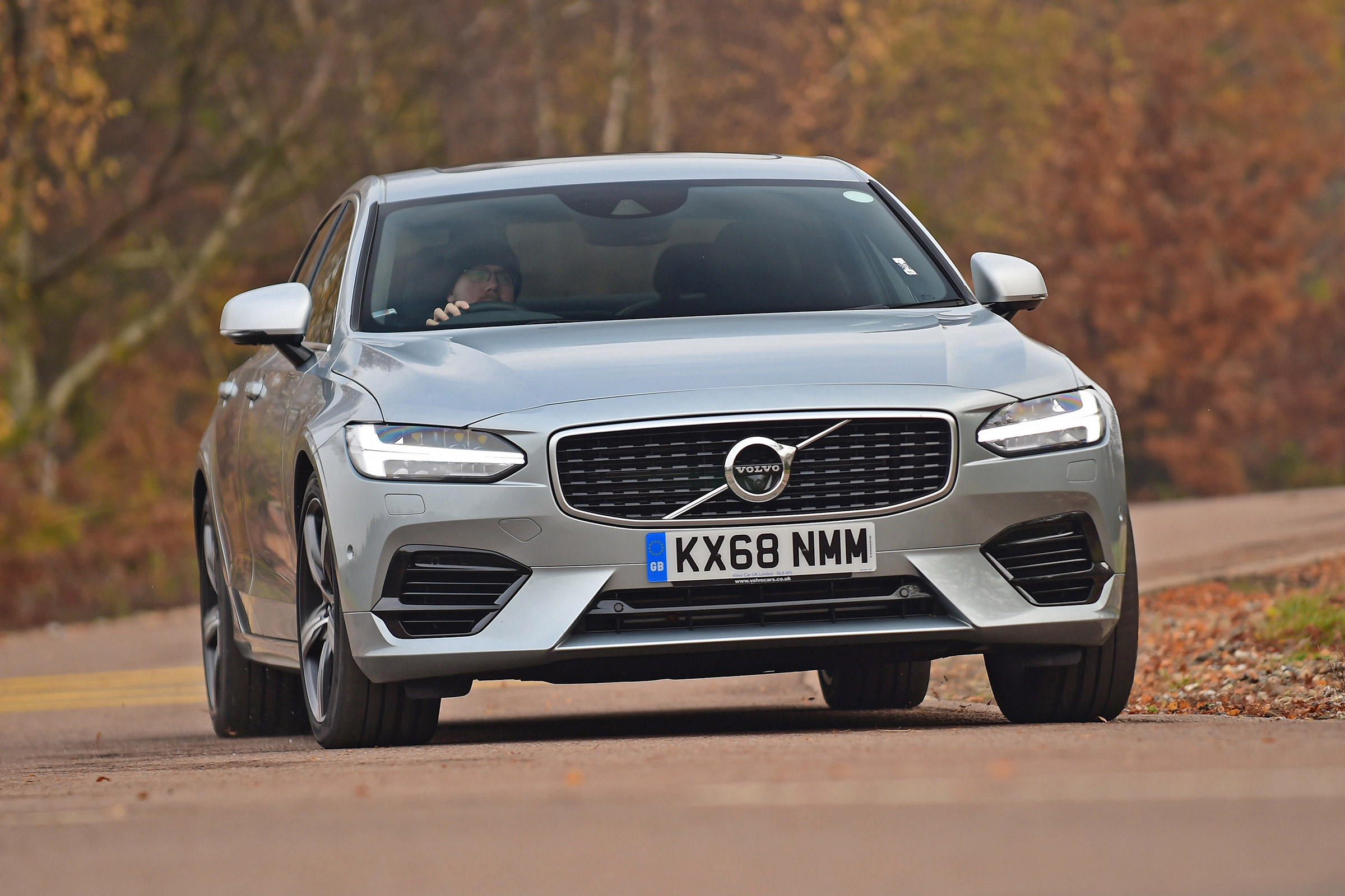 Volvo S90 T8 - front cornering