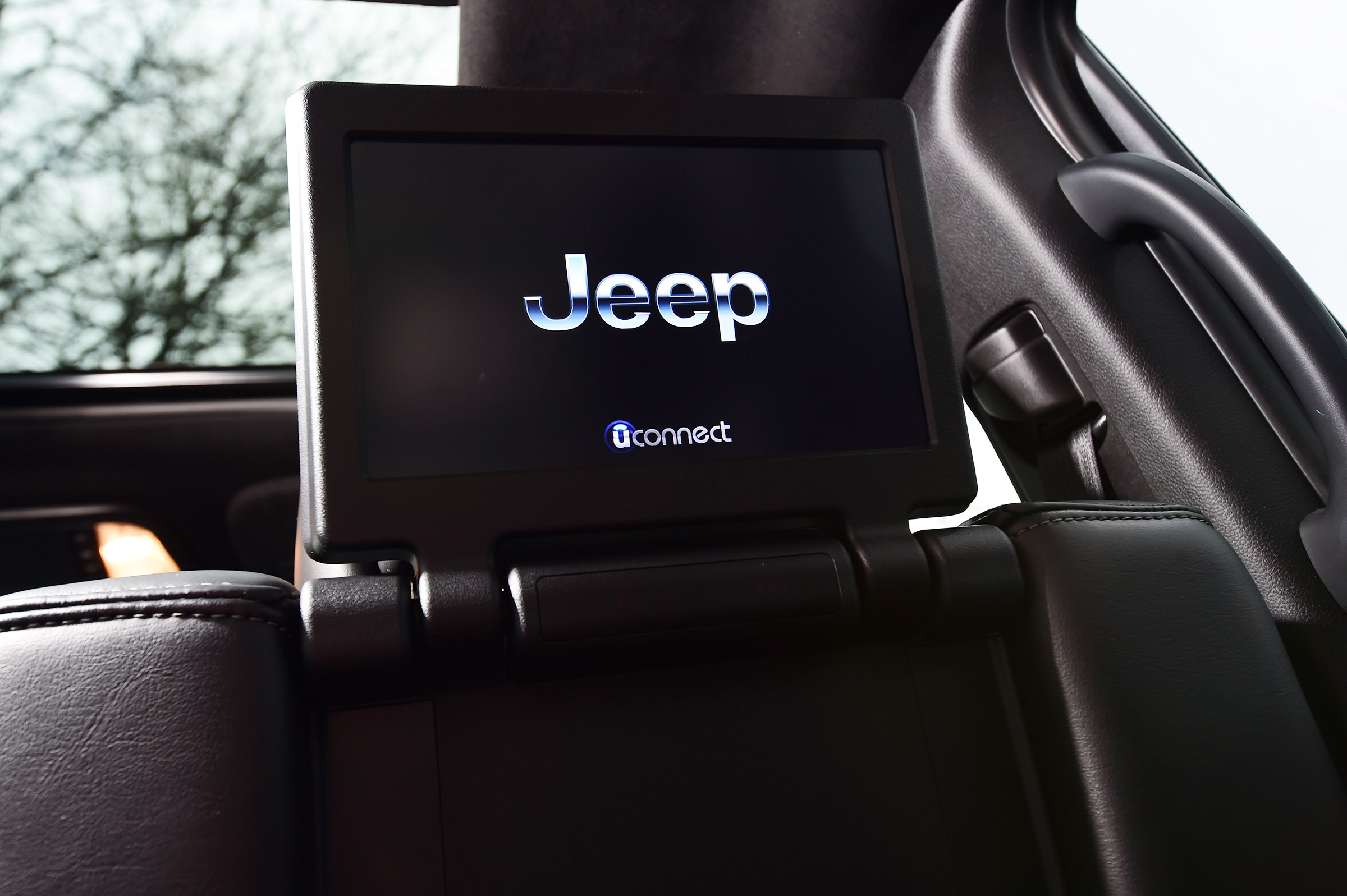 Jeep Grand Cherokee Trackhawk - rear entertainment