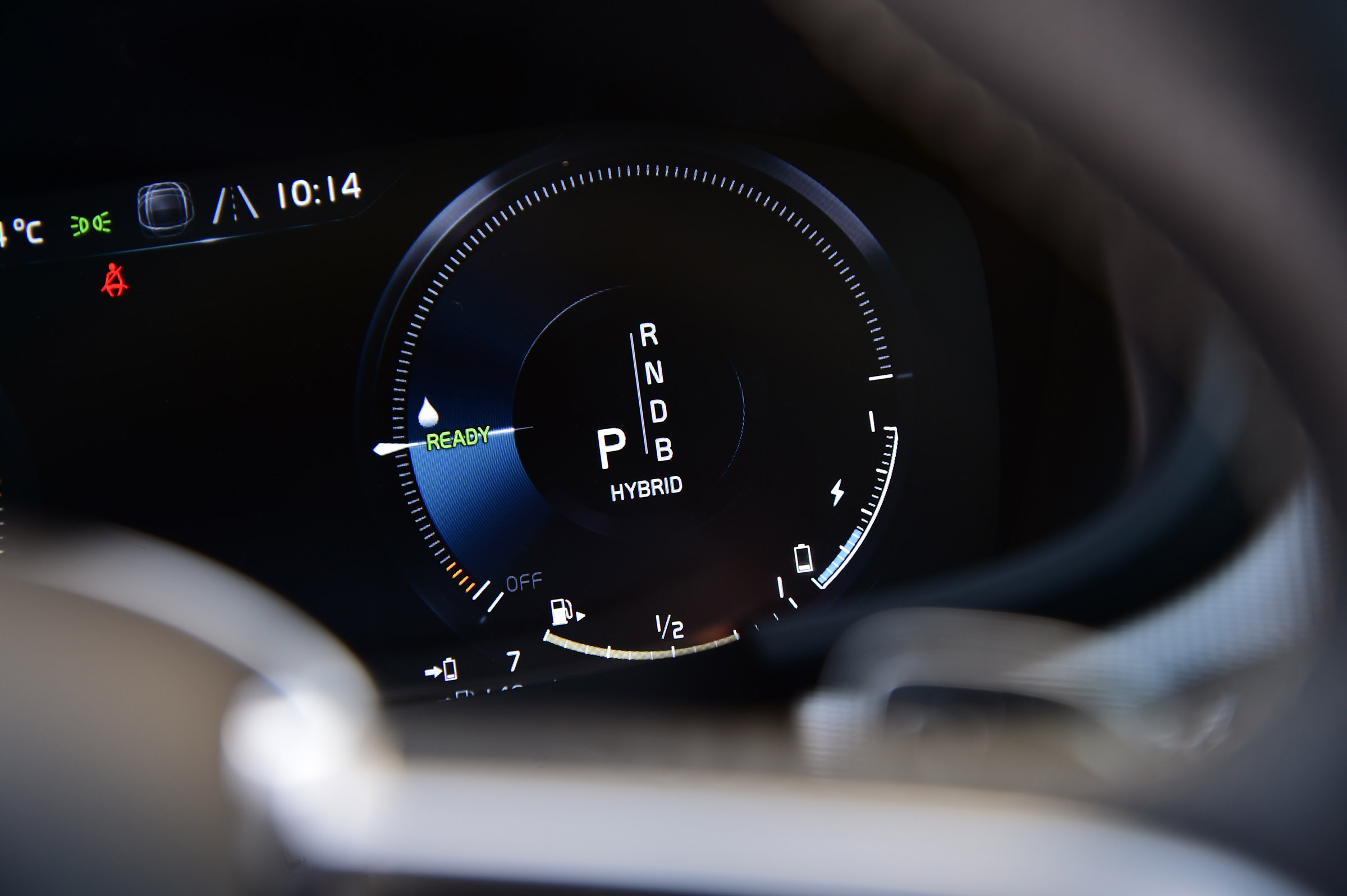 Volvo S90 T8 - dials