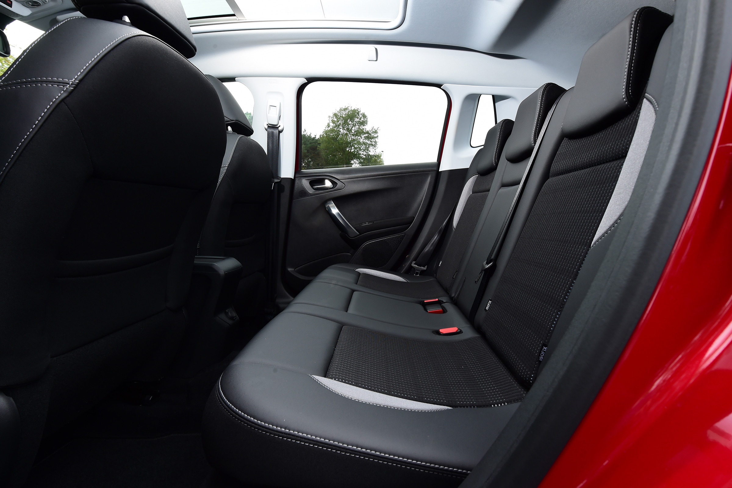 peugeot 2008 rear seat legroom