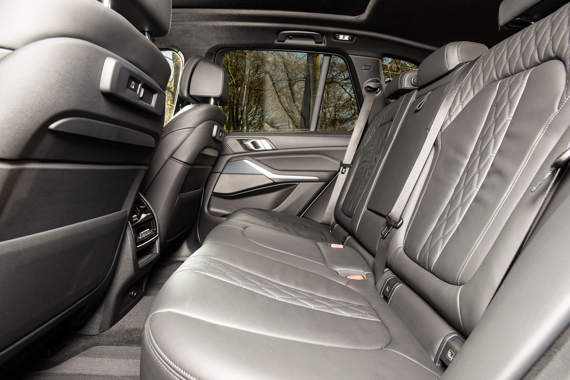 bmw x5 m50d rear seat legroom