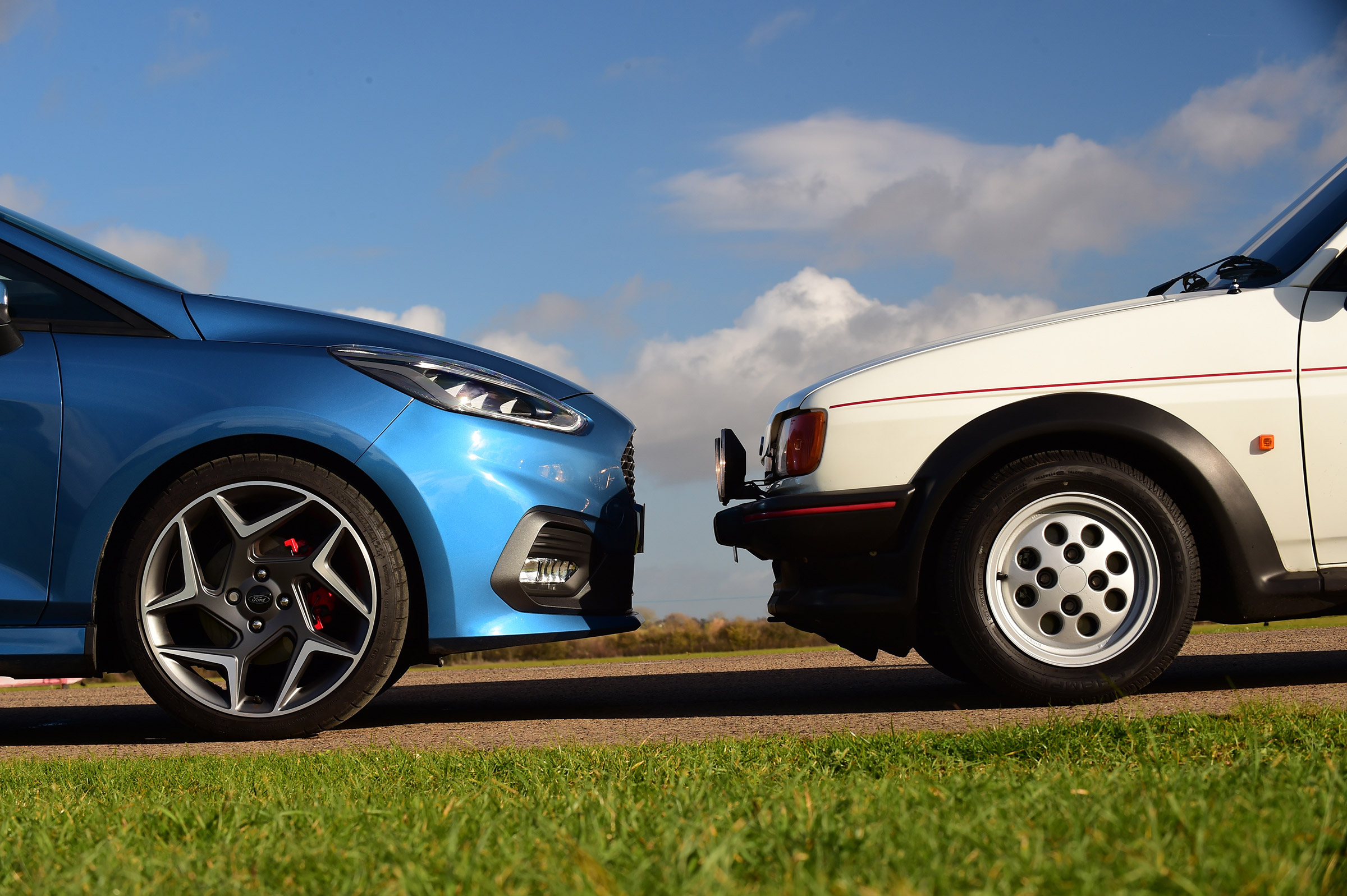 Ford Fiesta XR2 vs Ford Fiesta ST - side