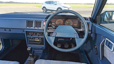 Nissan Bluebird - dash