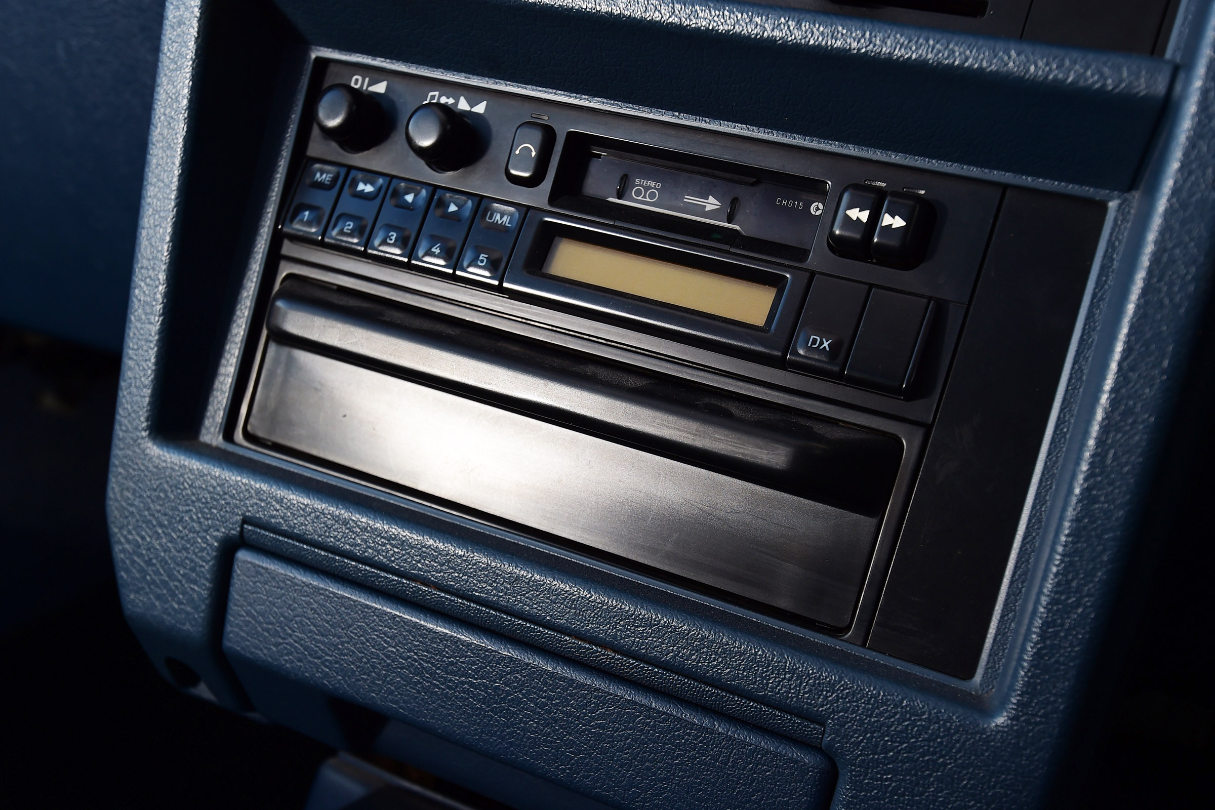 Nissan Bluebird - centre console