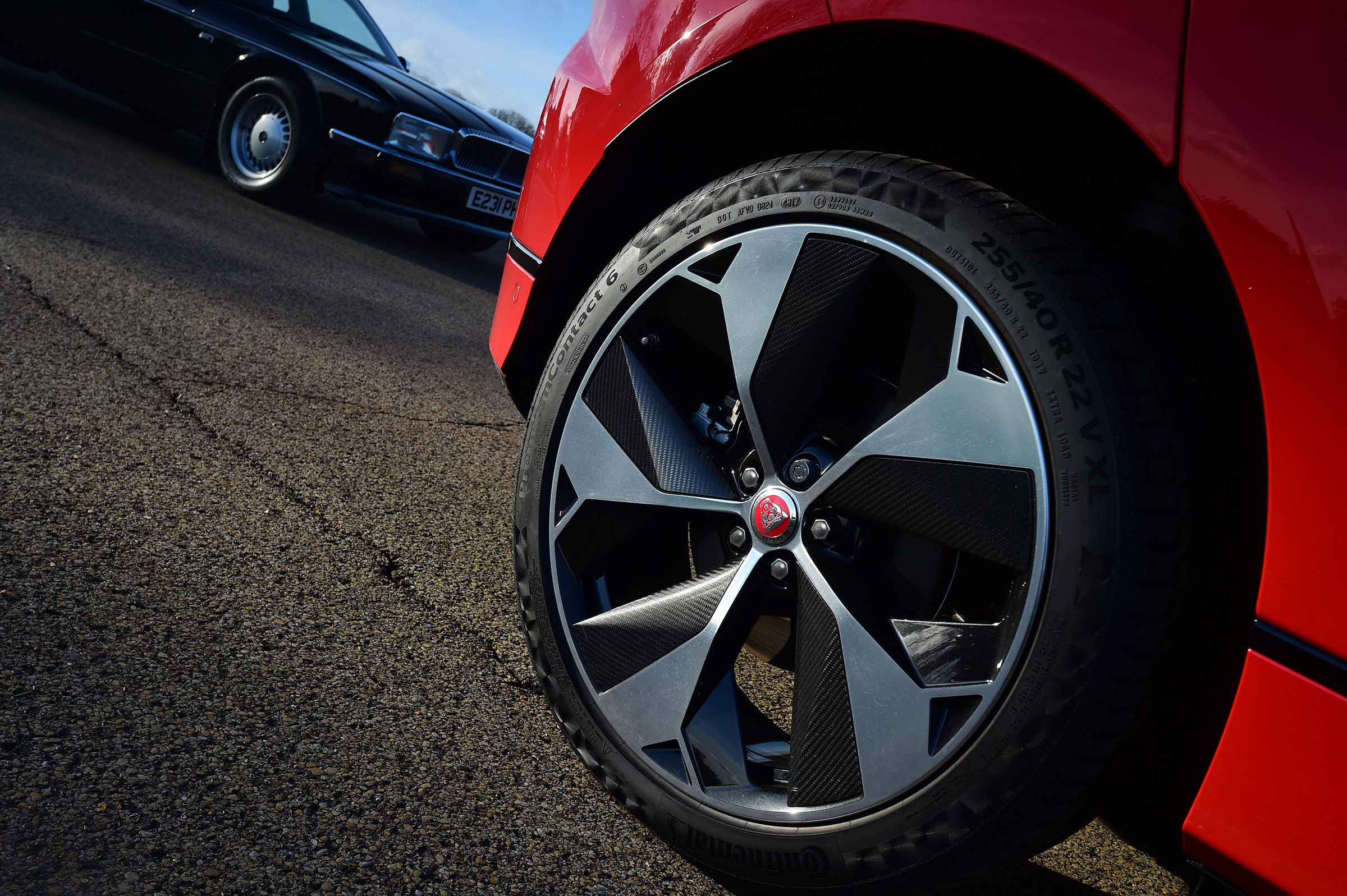 Jaguar XJ40 vs Jaguar I-Pace - wheels