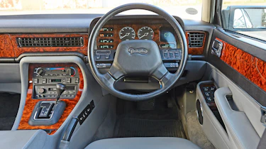 Jaguar XJ40 - dash