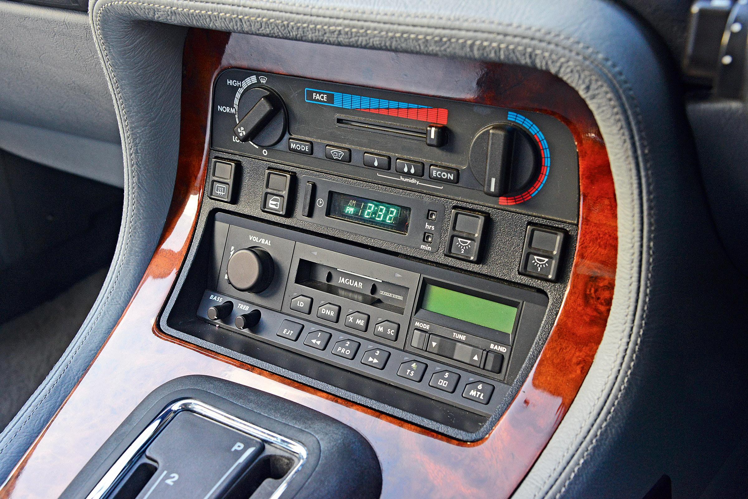 Jaguar XJ40 - interior