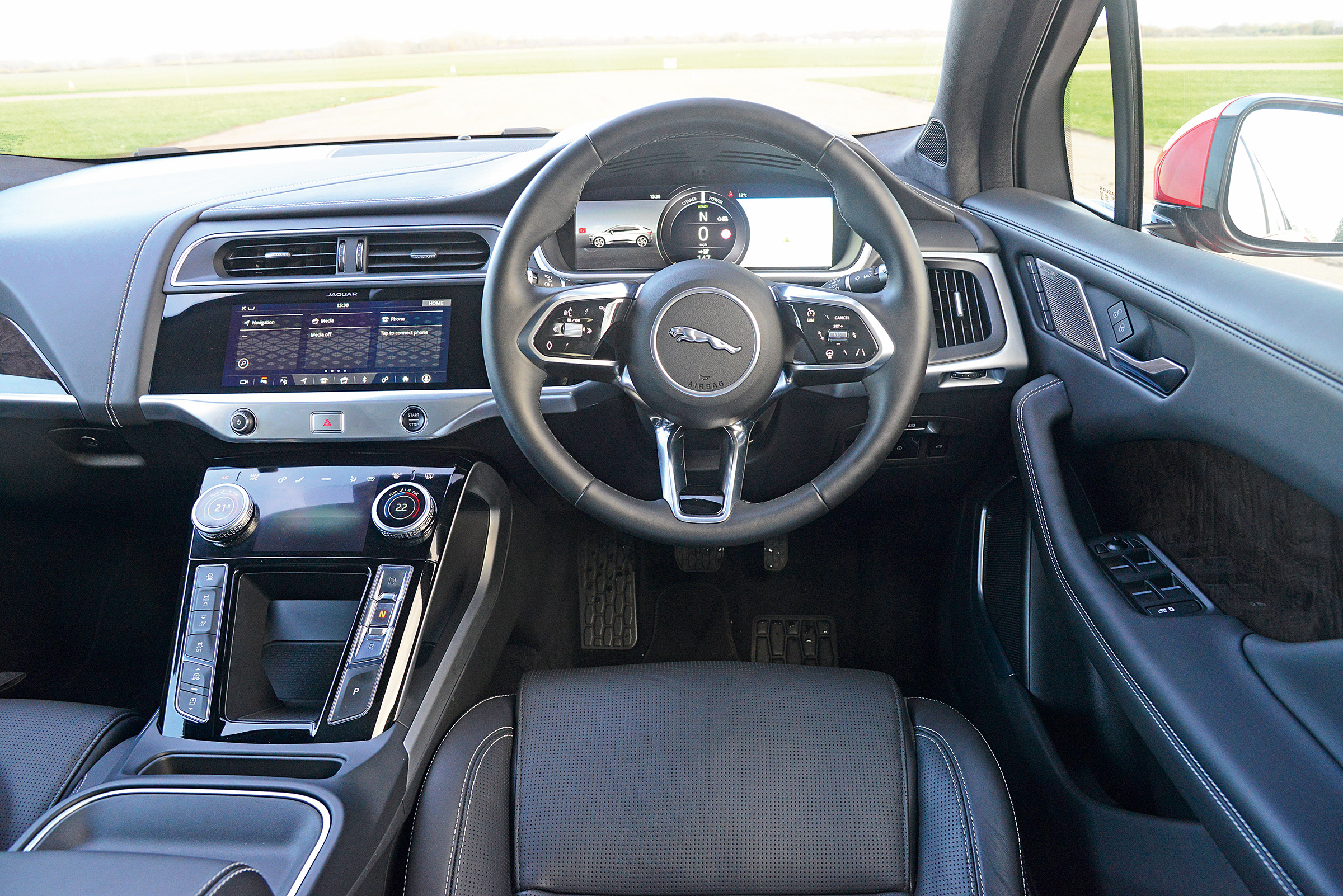 Jaguar I-Pace - dash