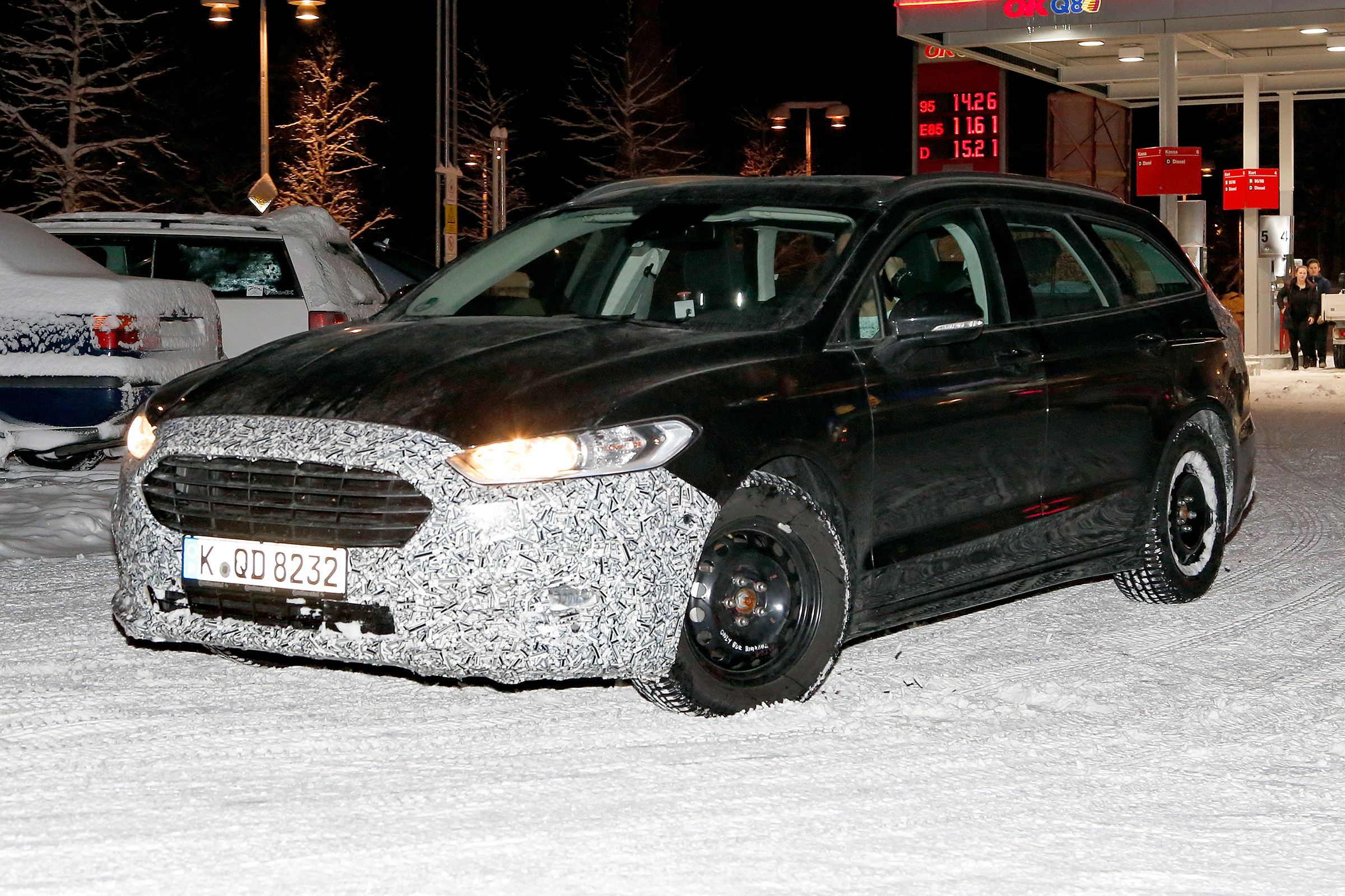 Ford Mondeo Hybrid Estate - spy 3/4