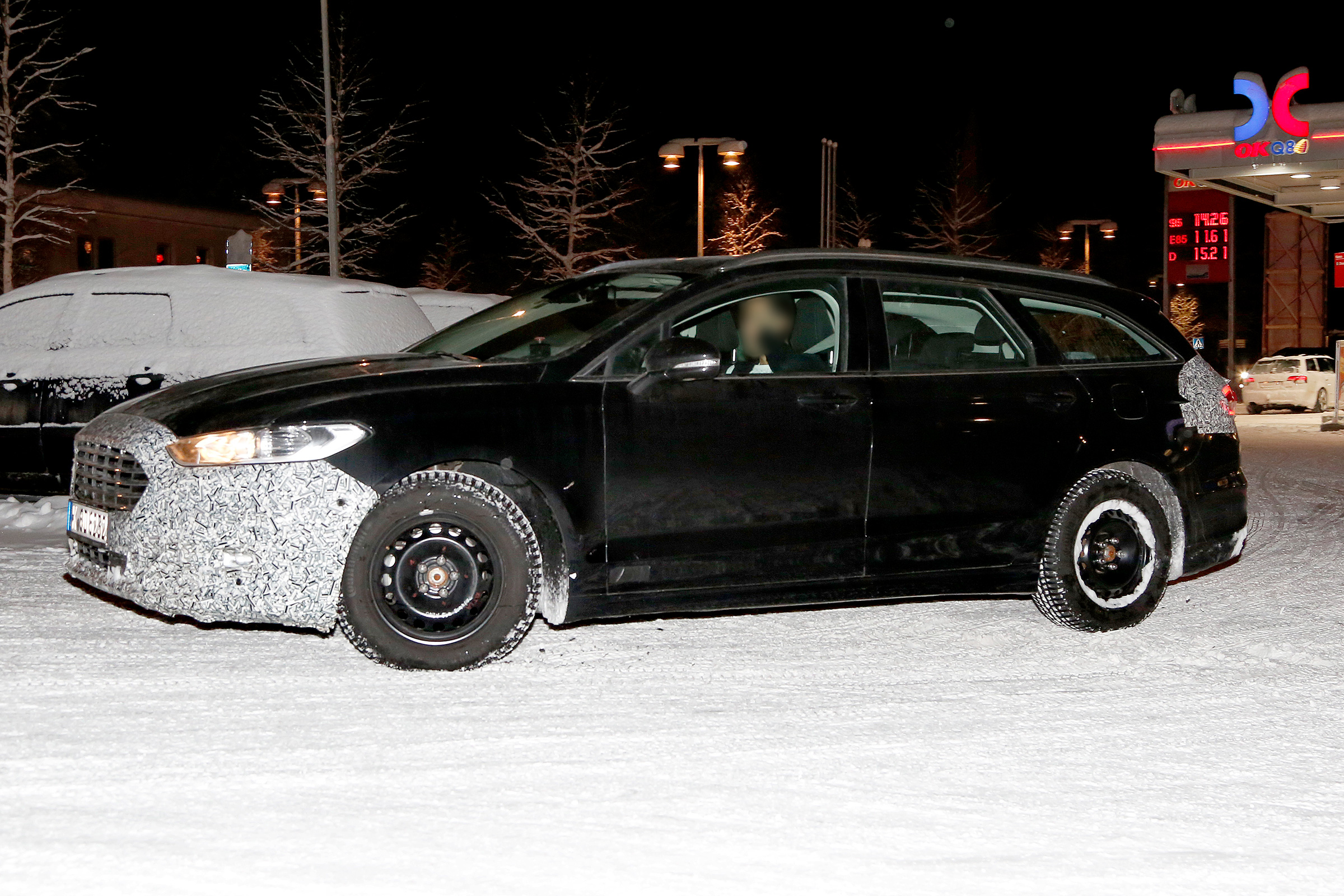 Ford Mondeo Hybrid Estate - spy side 3/4