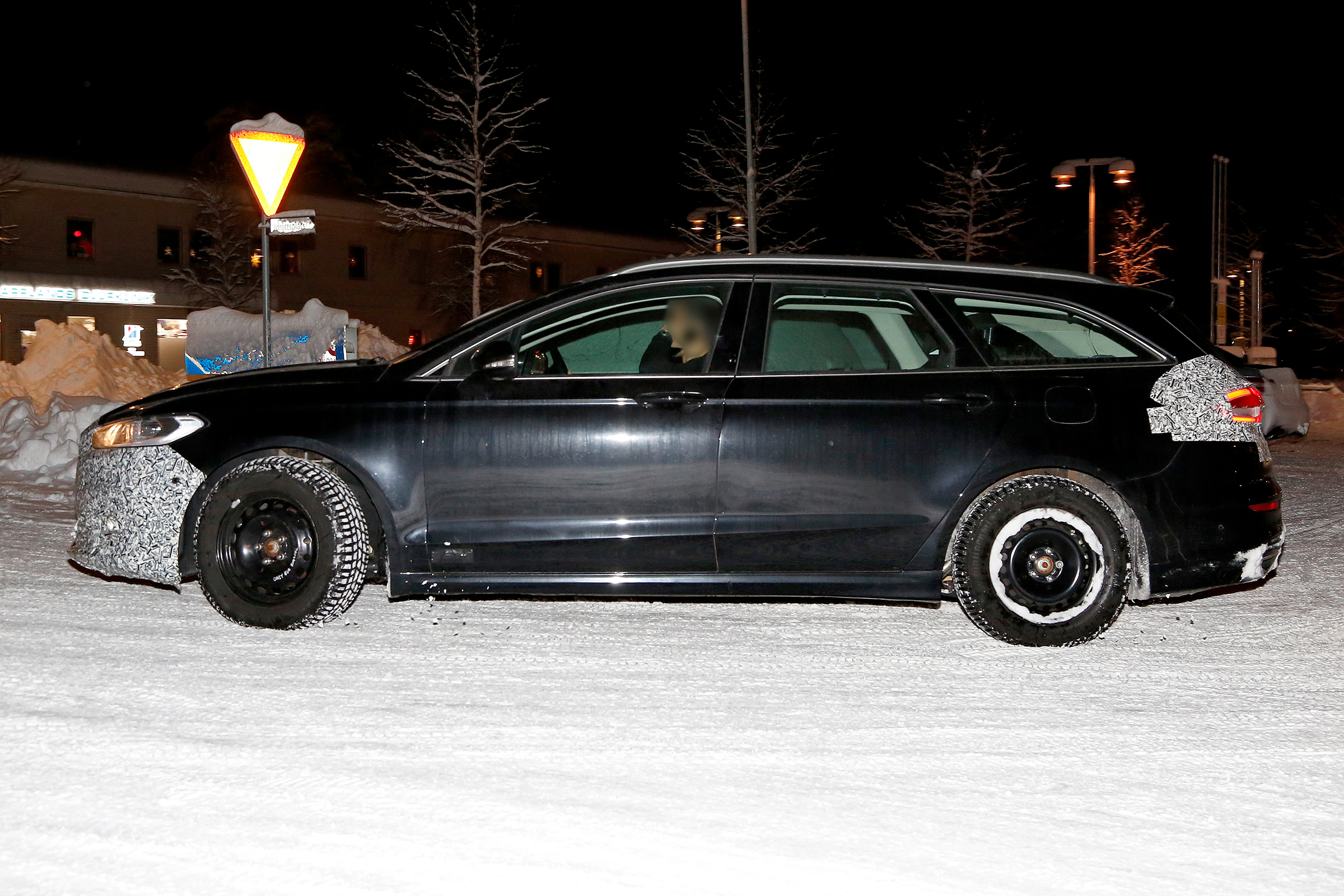 Ford Mondeo Hybrid Estate - spy side