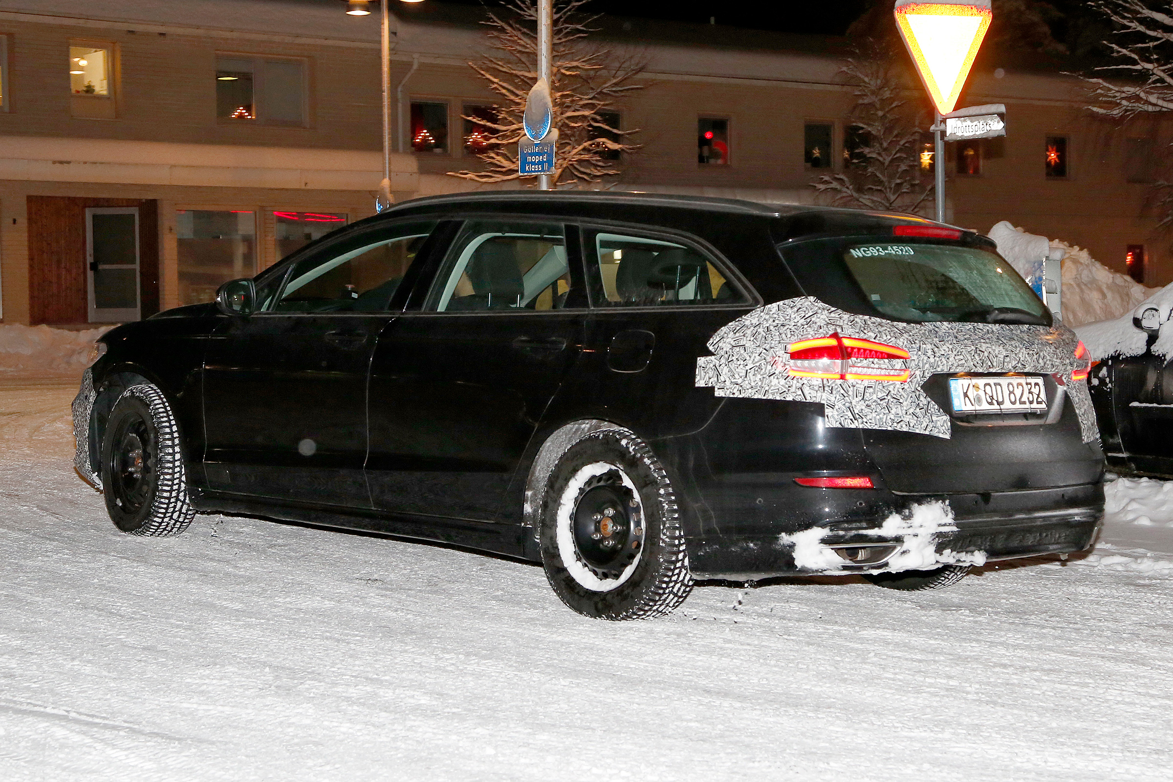 Ford Mondeo Hybrid Estate - spy rear 3/4