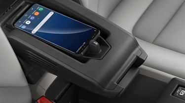 BMW i3 120Ah - phone charging